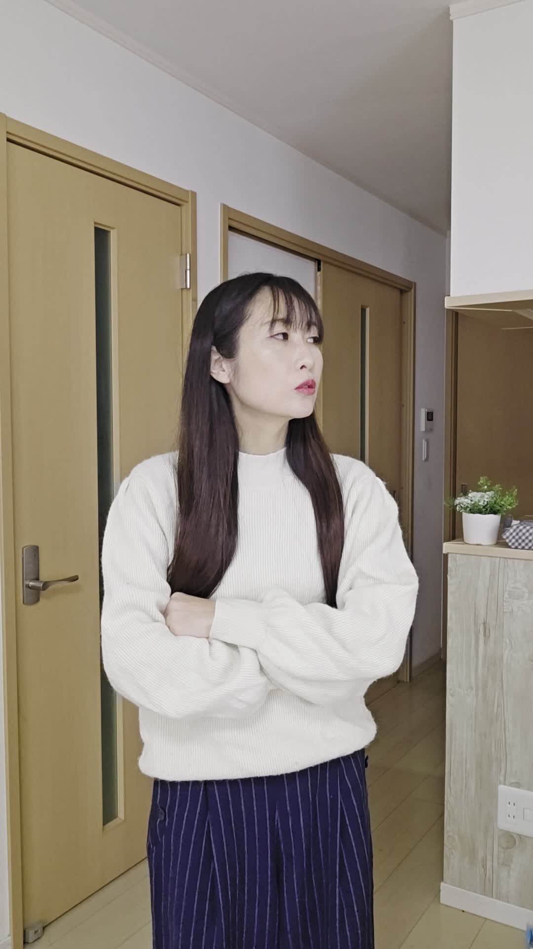 部屋をぐるっと見回して、頷きながら考え込む表情を見せる