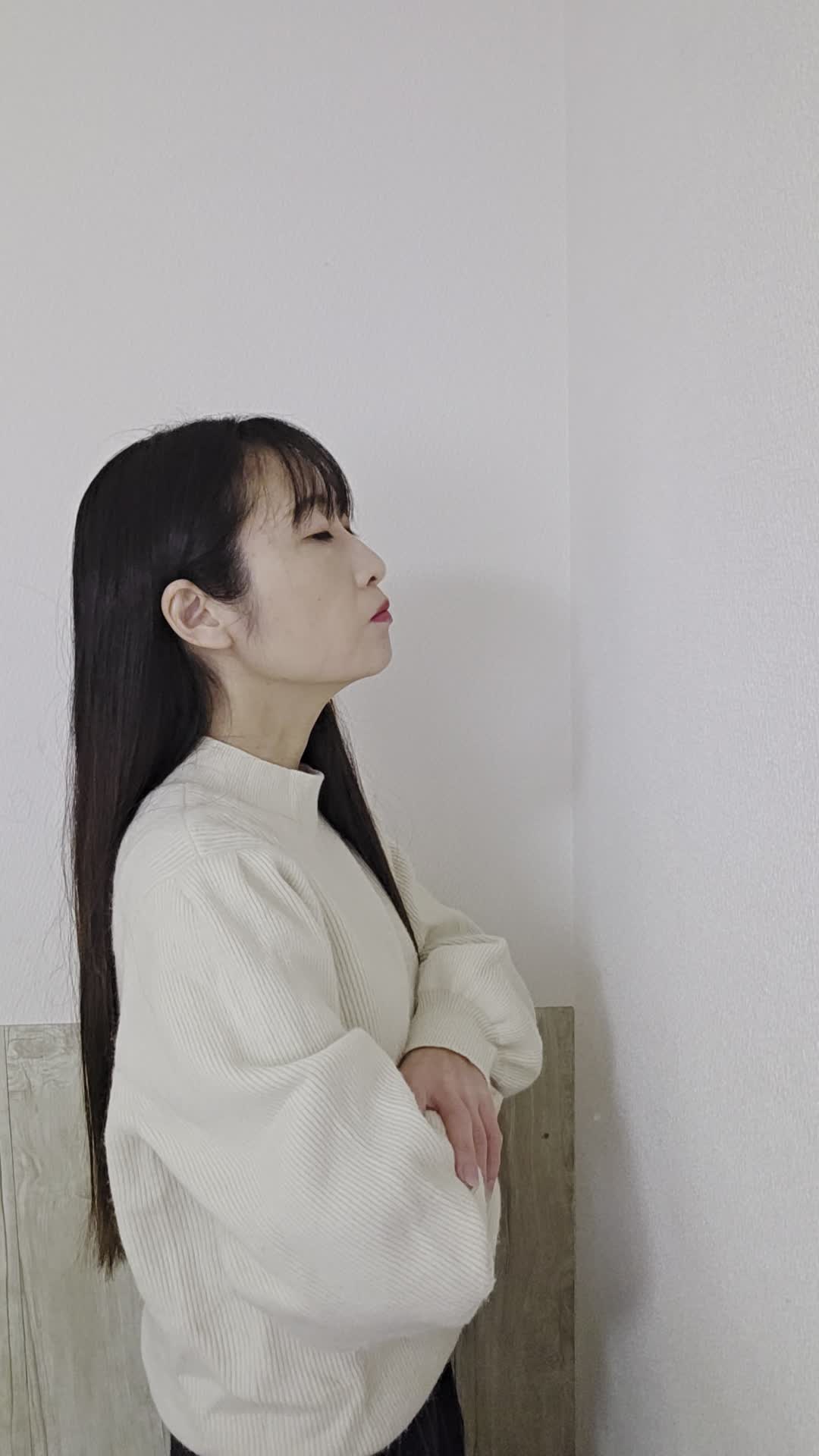 壁の表面をじっと見ながら手で触れる