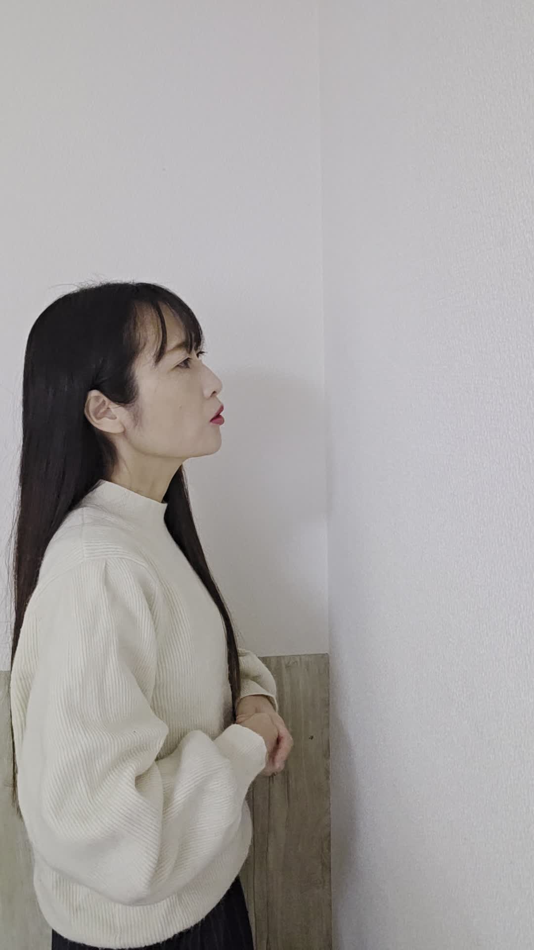 壁に近づいて軽くノックしながら耳を傾ける