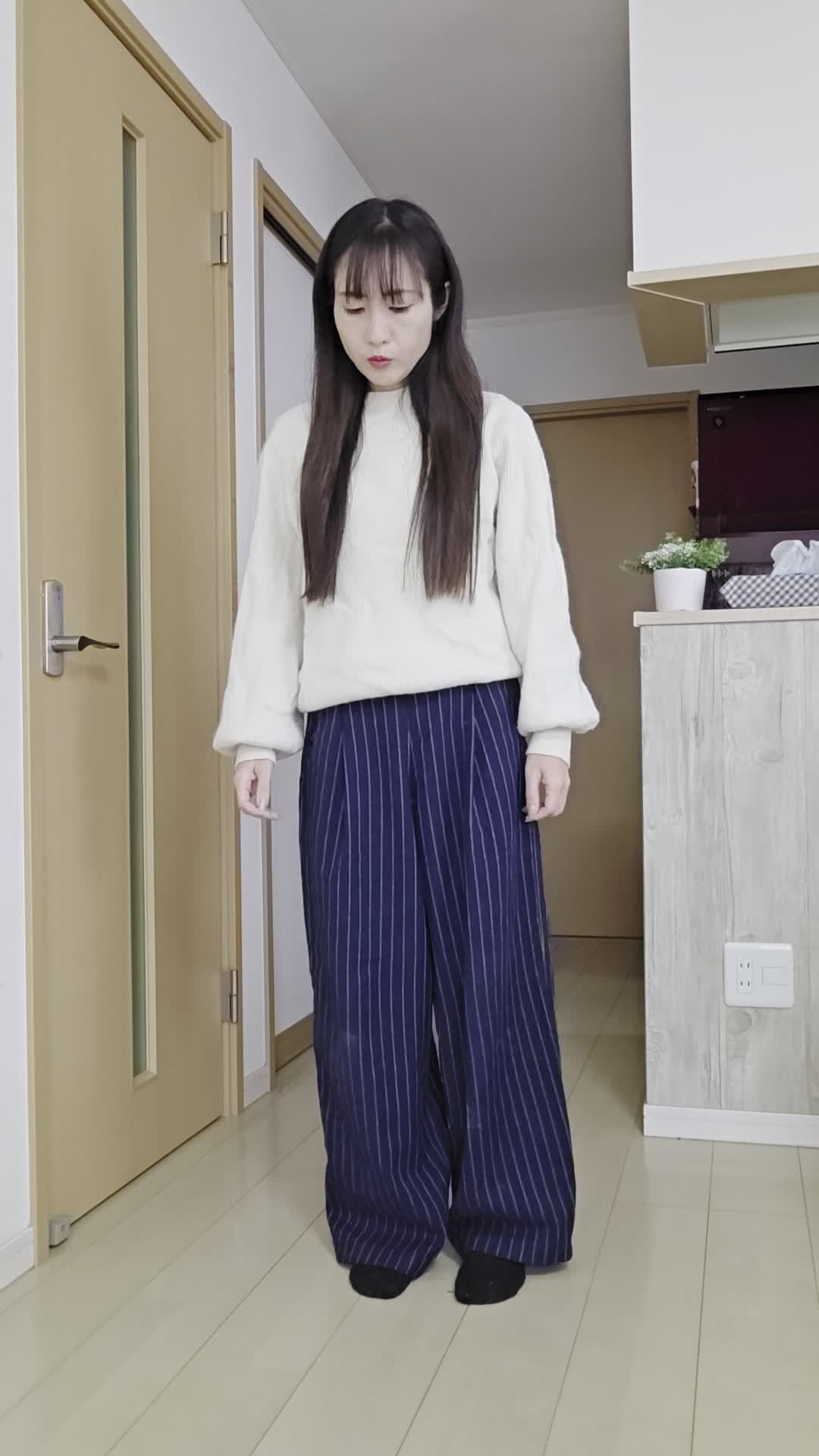 軽く床を踏みながら音を確認するような仕草
