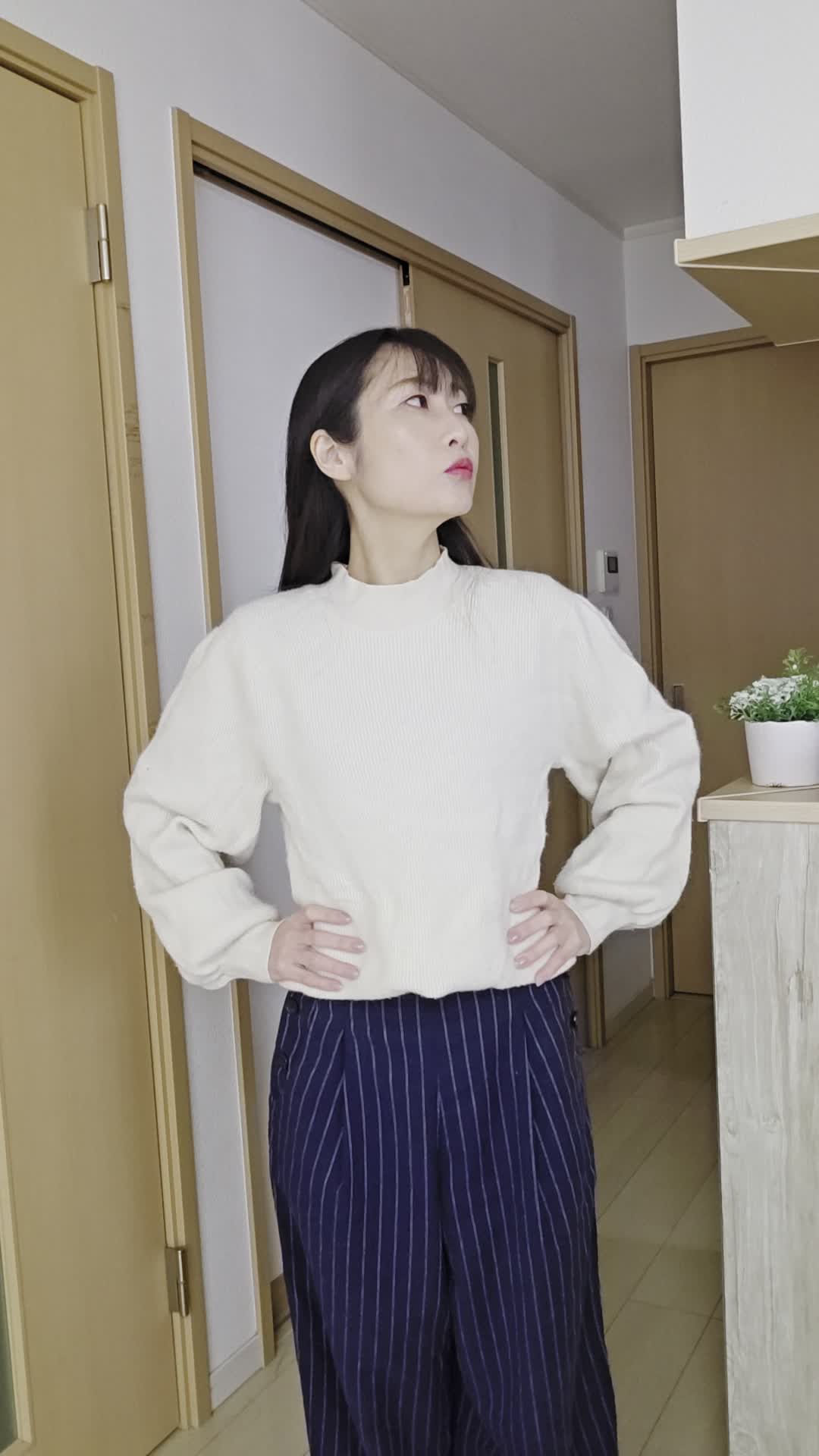 両手を腰に当てて部屋全体を眺め回している