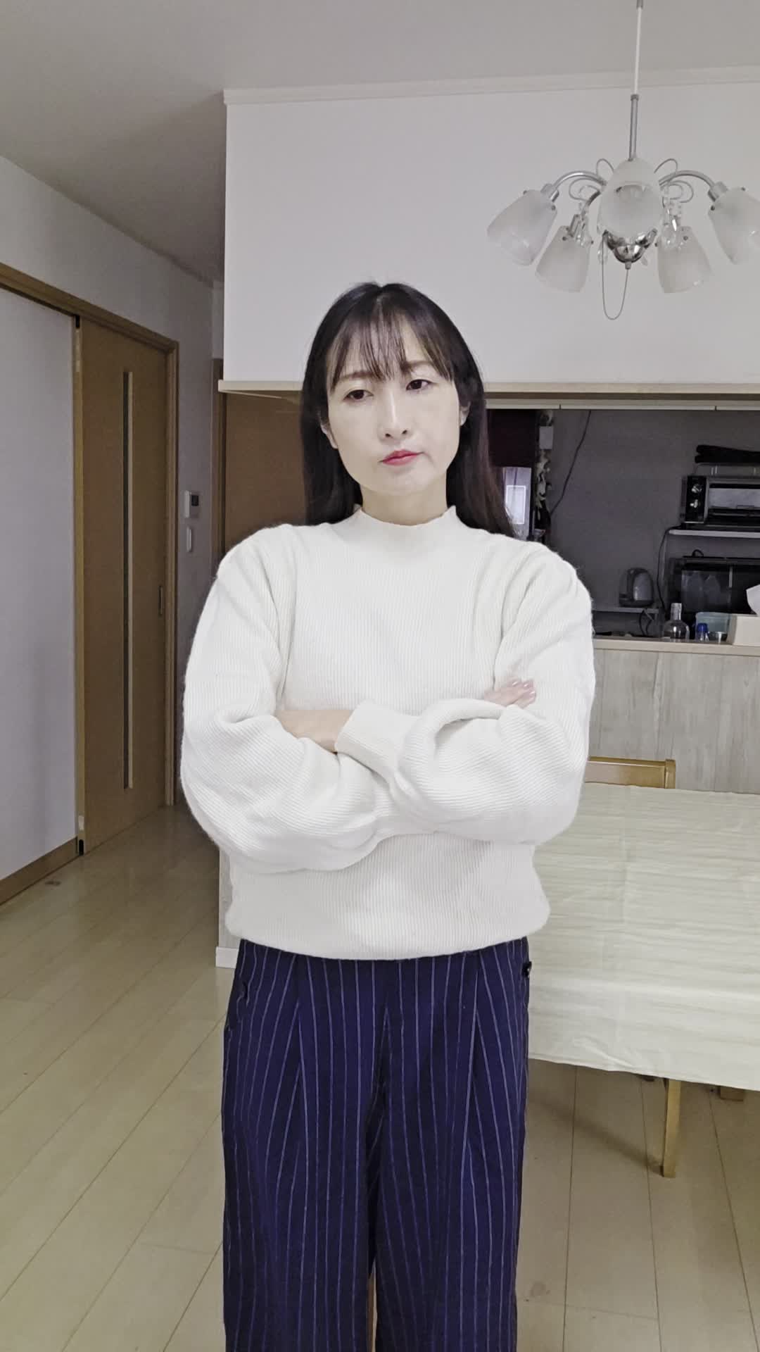 部屋の中心で腕を組みながら考え込む