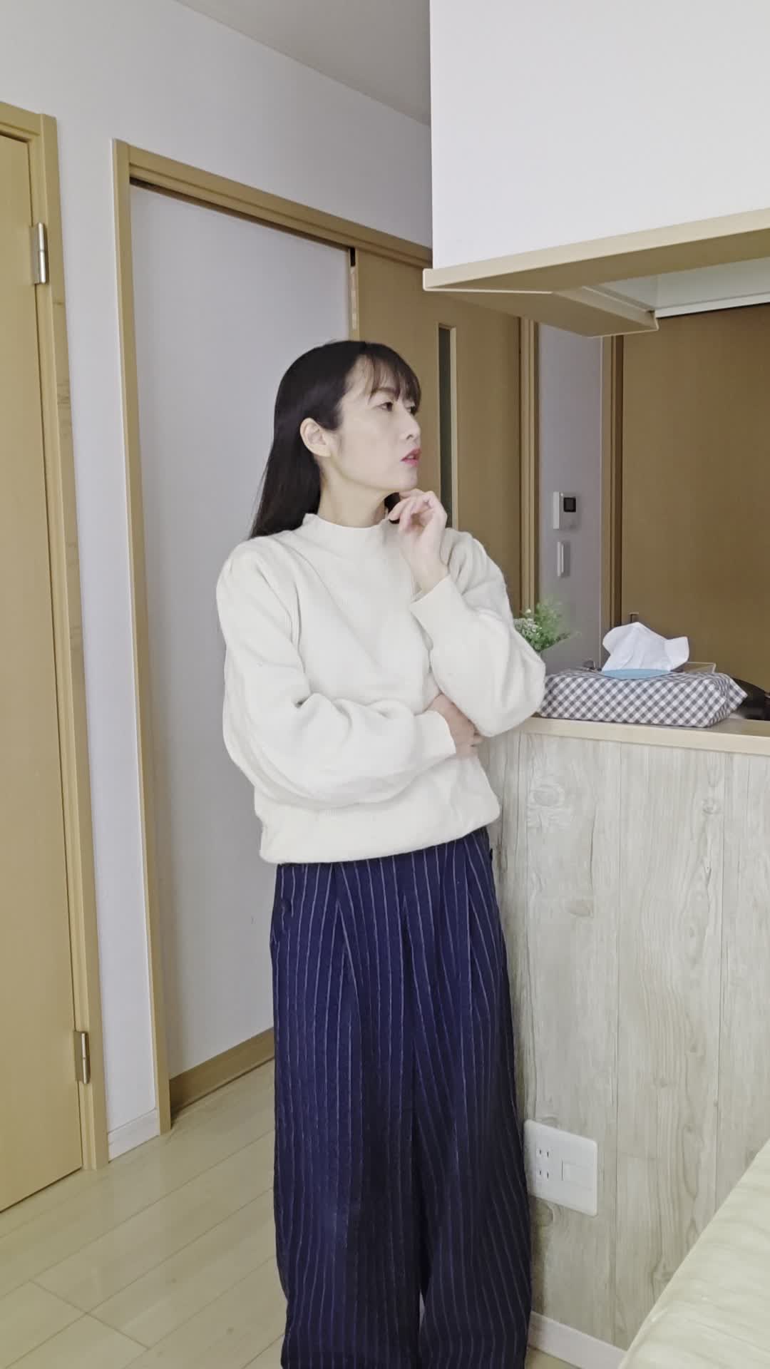 手を顎に当てて、考え込むように部屋を見回す
