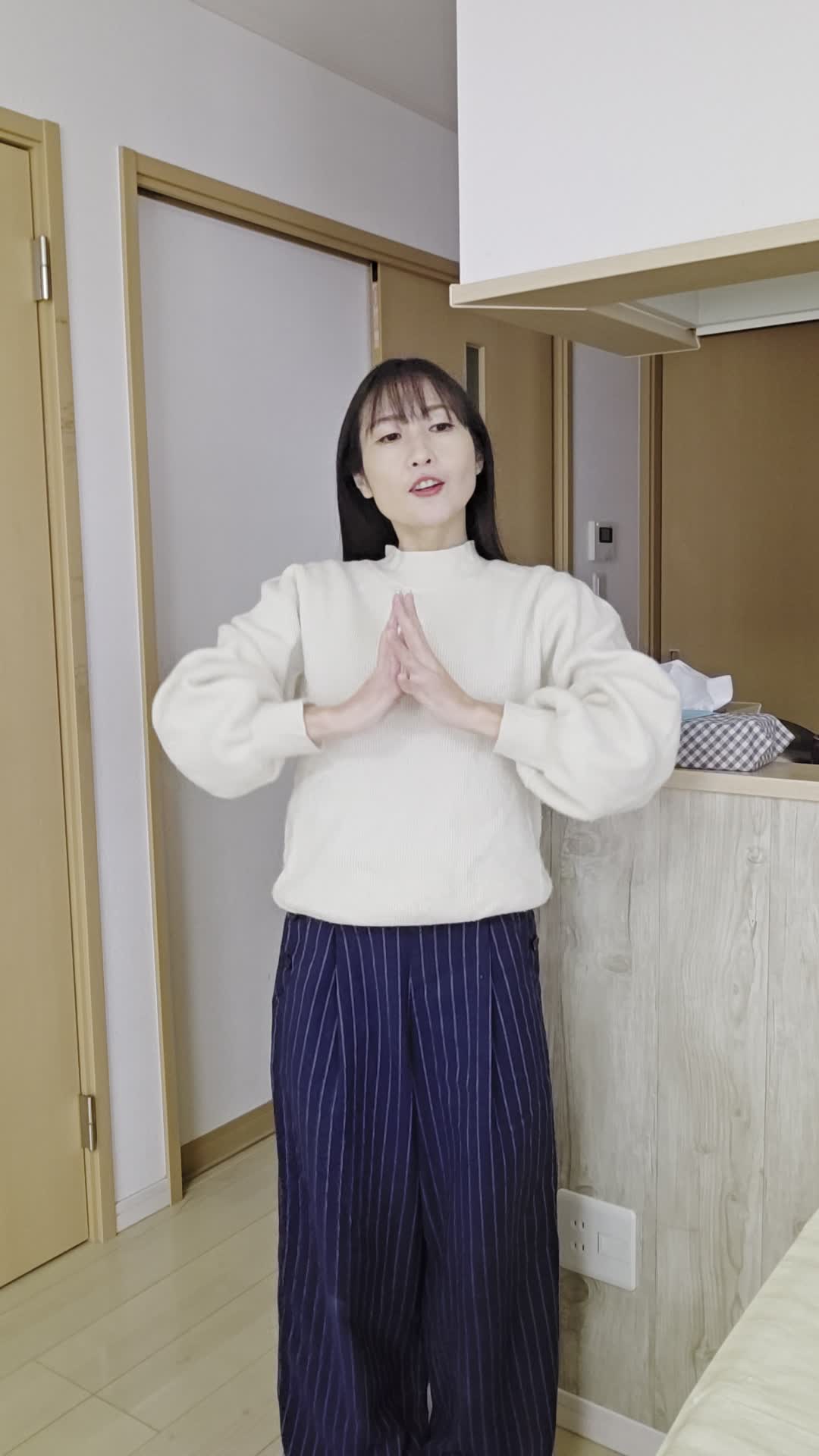 軽くストレッチをしながら部屋を見渡す