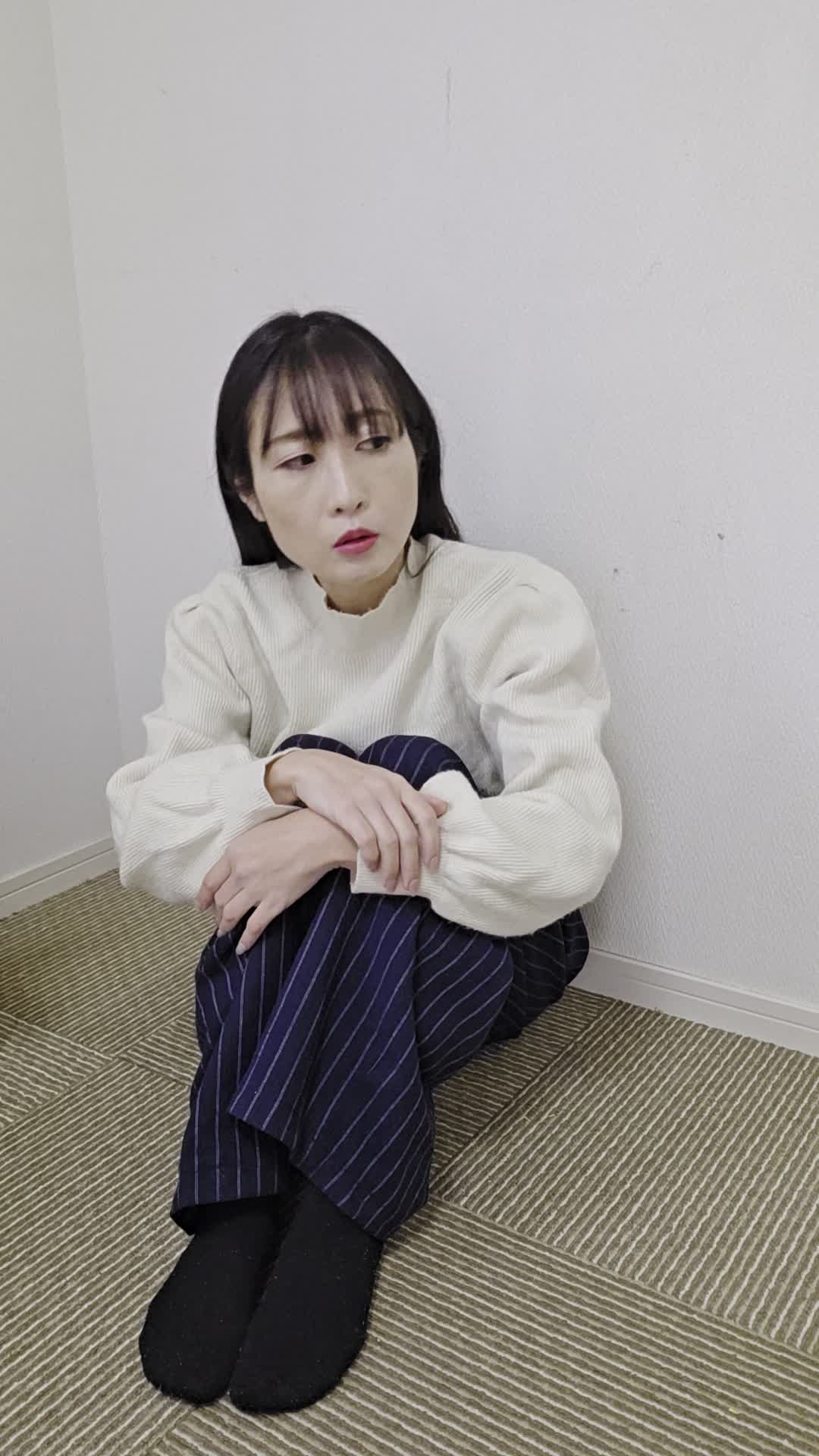 部屋の片隅でしゃがみ込み、何かを探しているような動作
