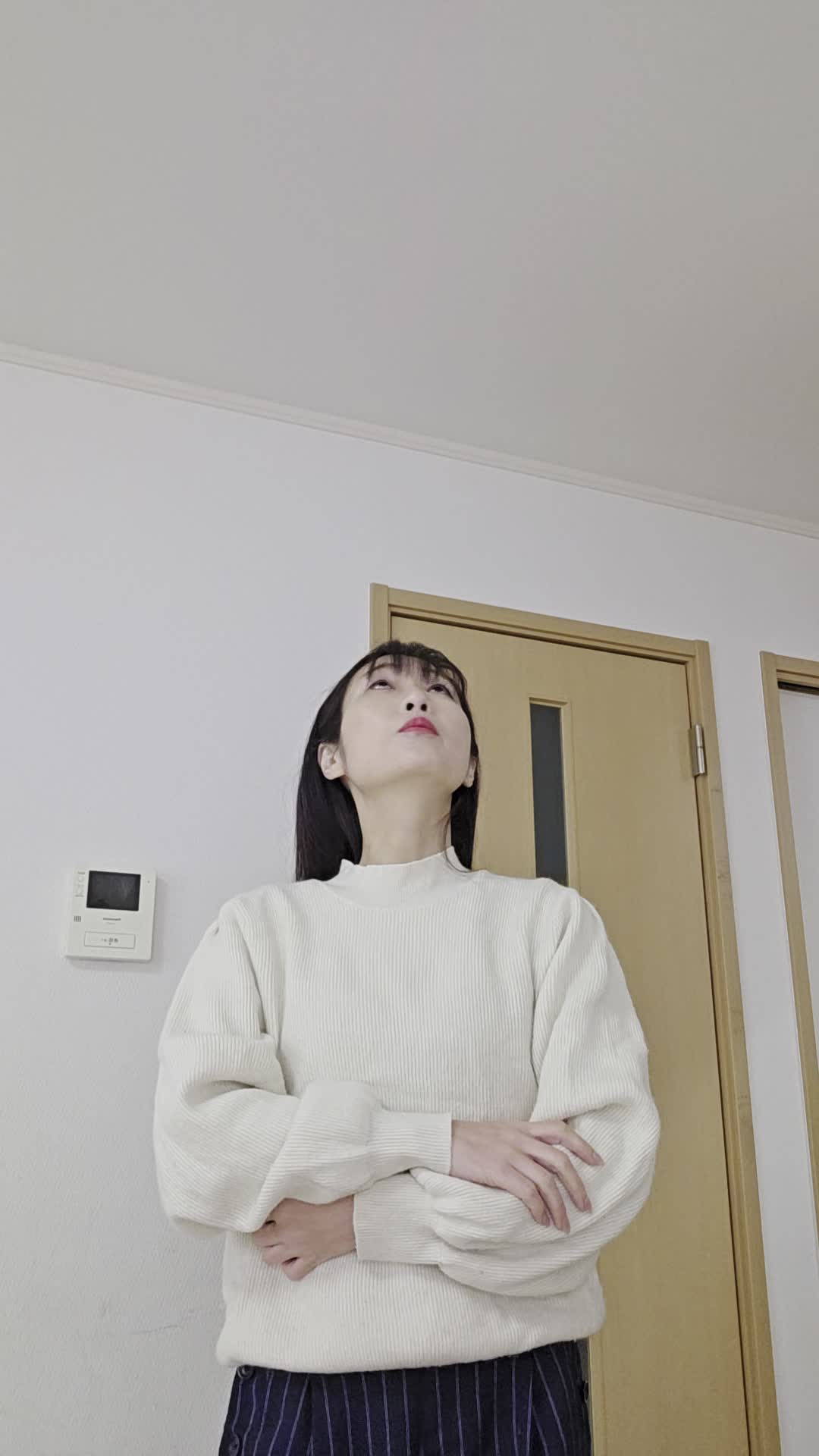 天井を見上げて目を細めるように眺めている