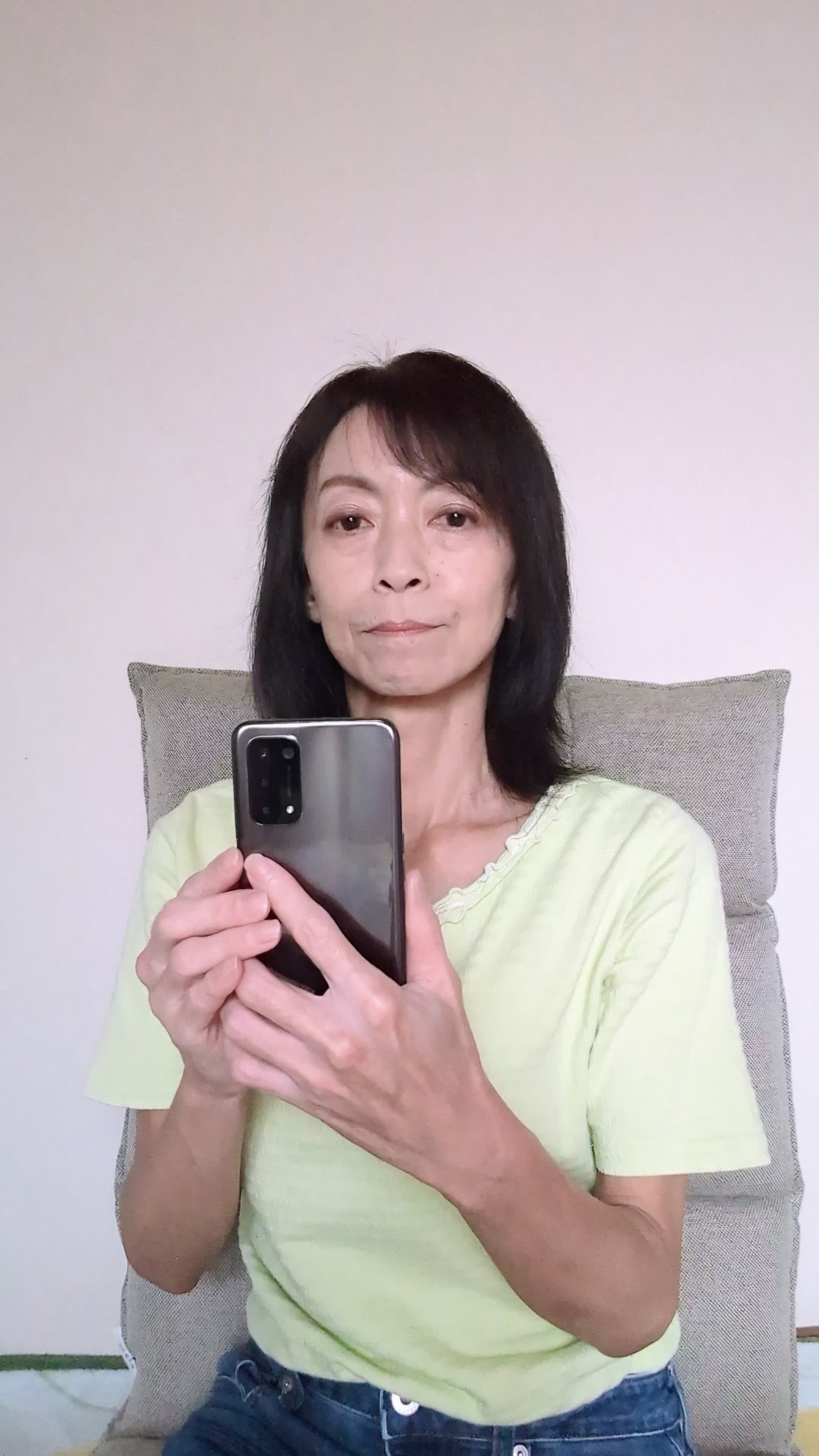 椅子に深く腰掛け、「ポイントを貯めて次回の買い物をお得にする」と計算する姿