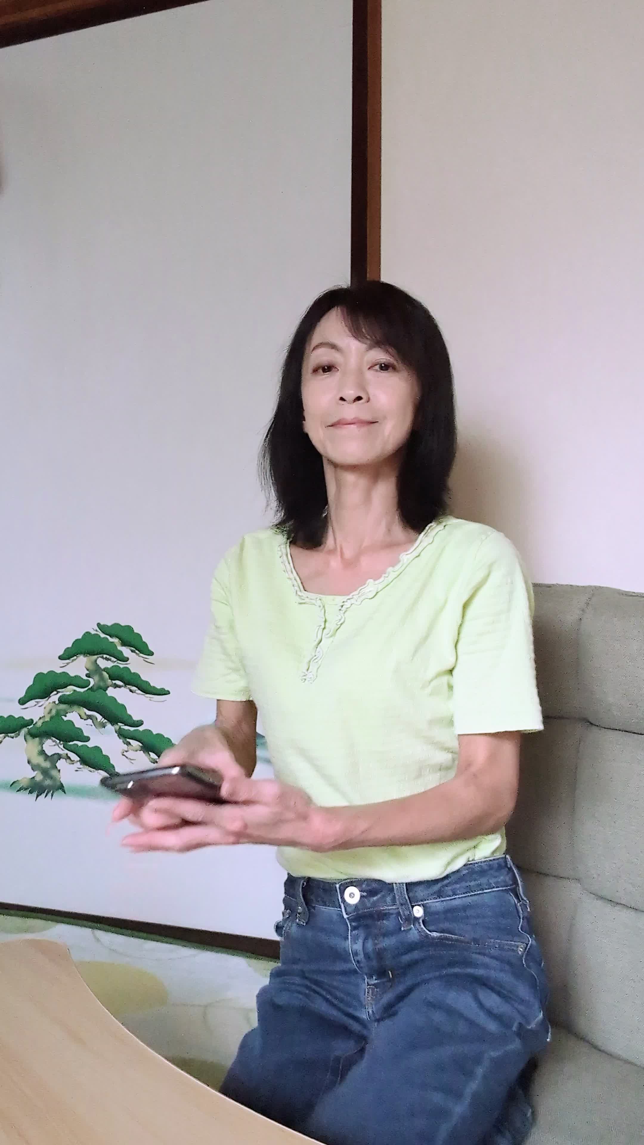 椅子から立ち上がり、「やっとお気に入りの商品を見つけた！」と喜ぶ動作