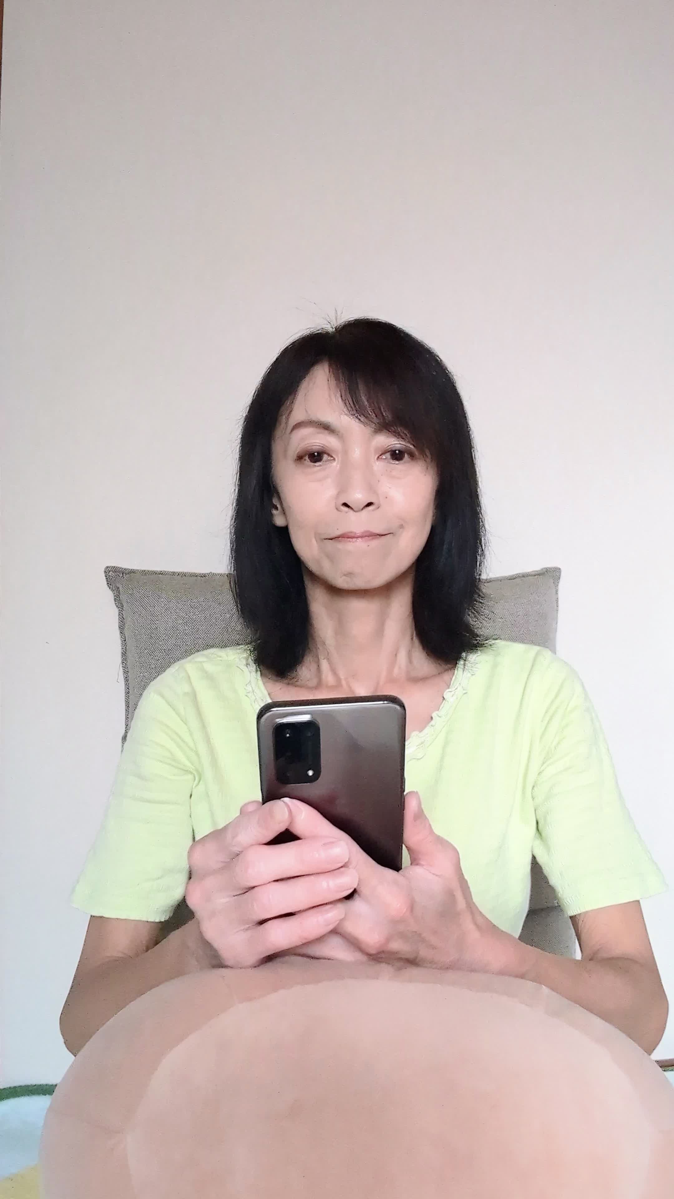 ソファでクッションを抱え、スマホの画面を見て「これがタイムセール価格？」と驚く様子