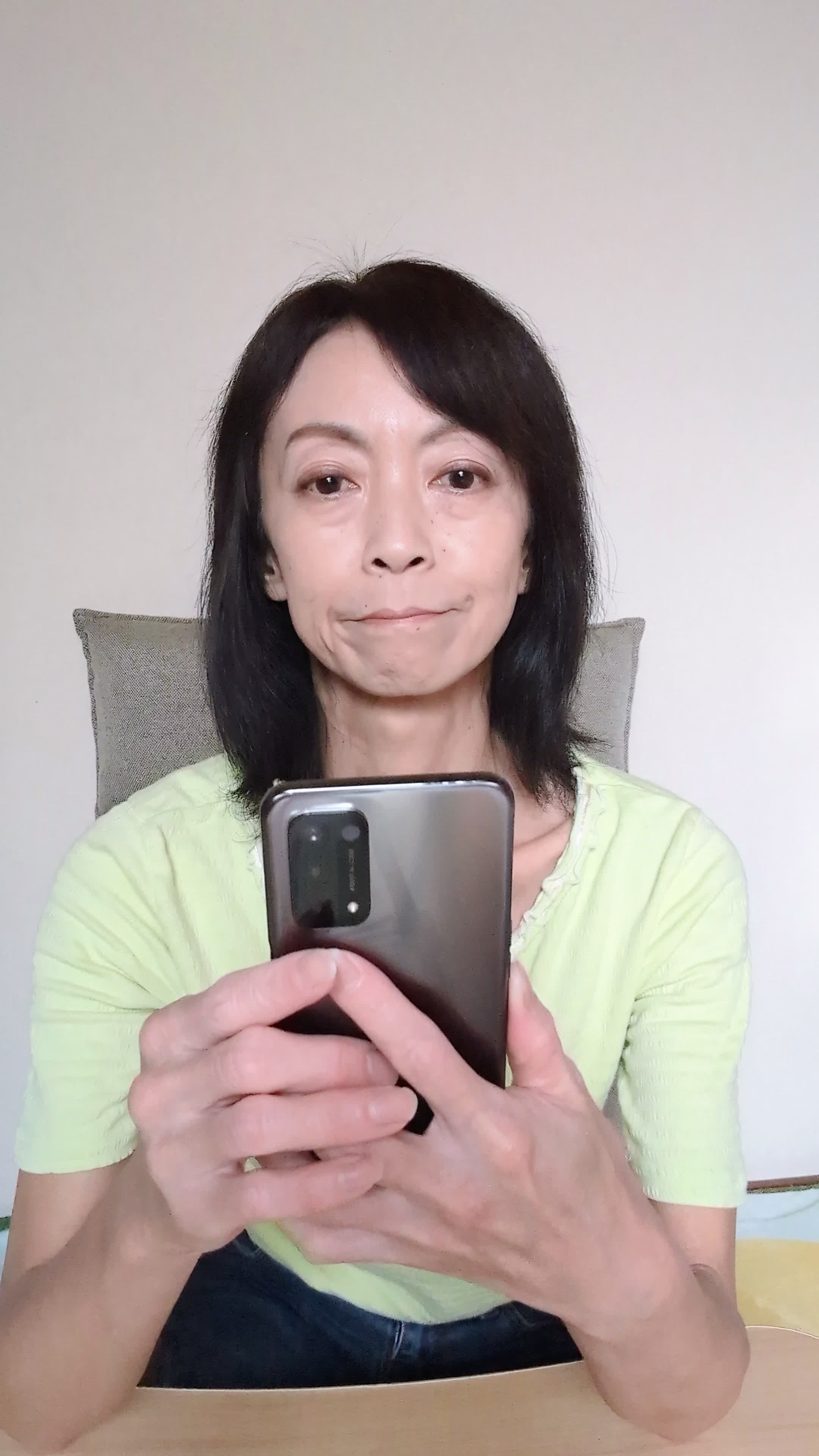 テーブルで商品を比較しながら、「どっちにしよう？」と迷う動作
