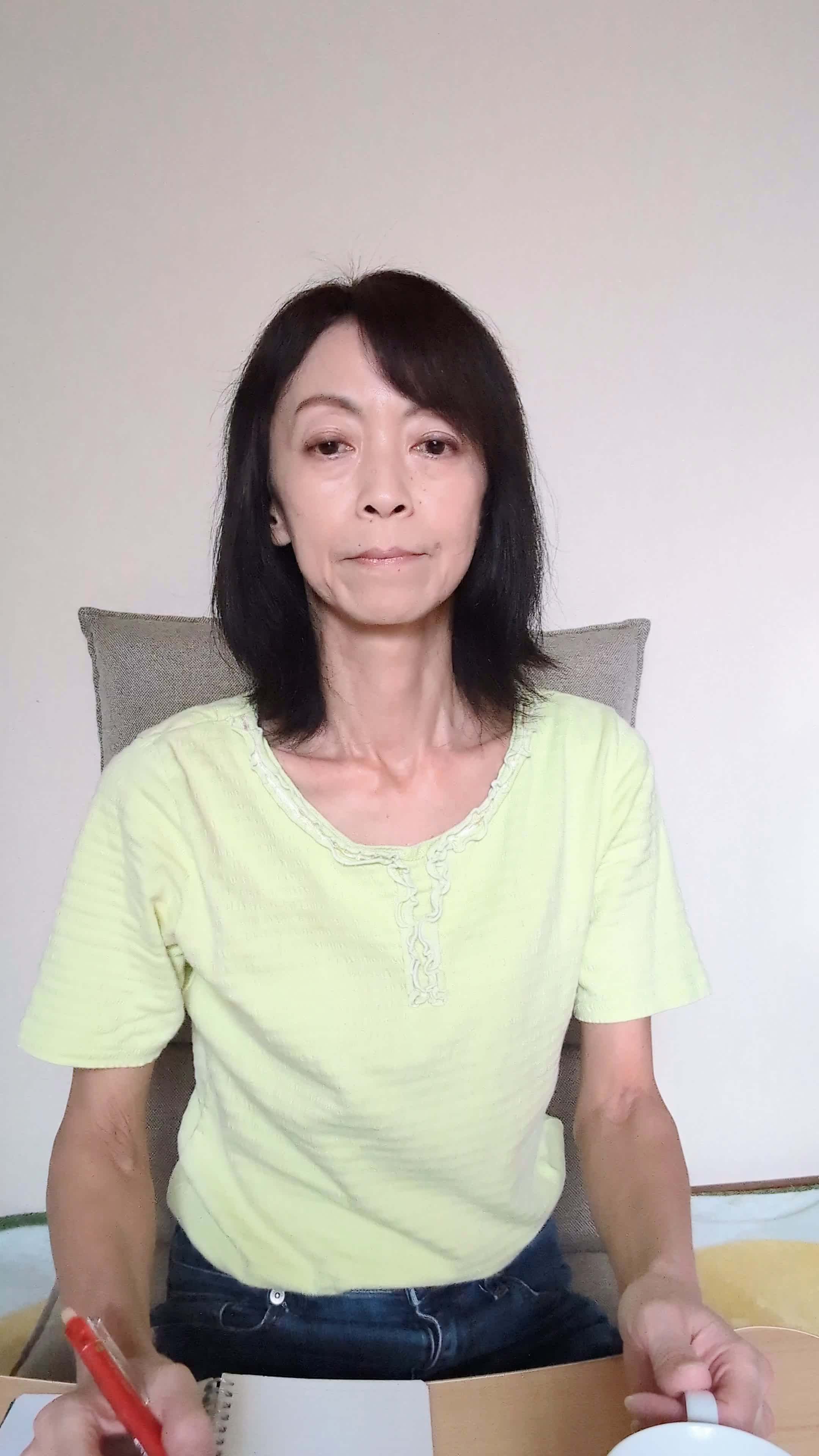 テーブルでドリンクを片手に、「次のセールに向けてリストを作る」集中した姿