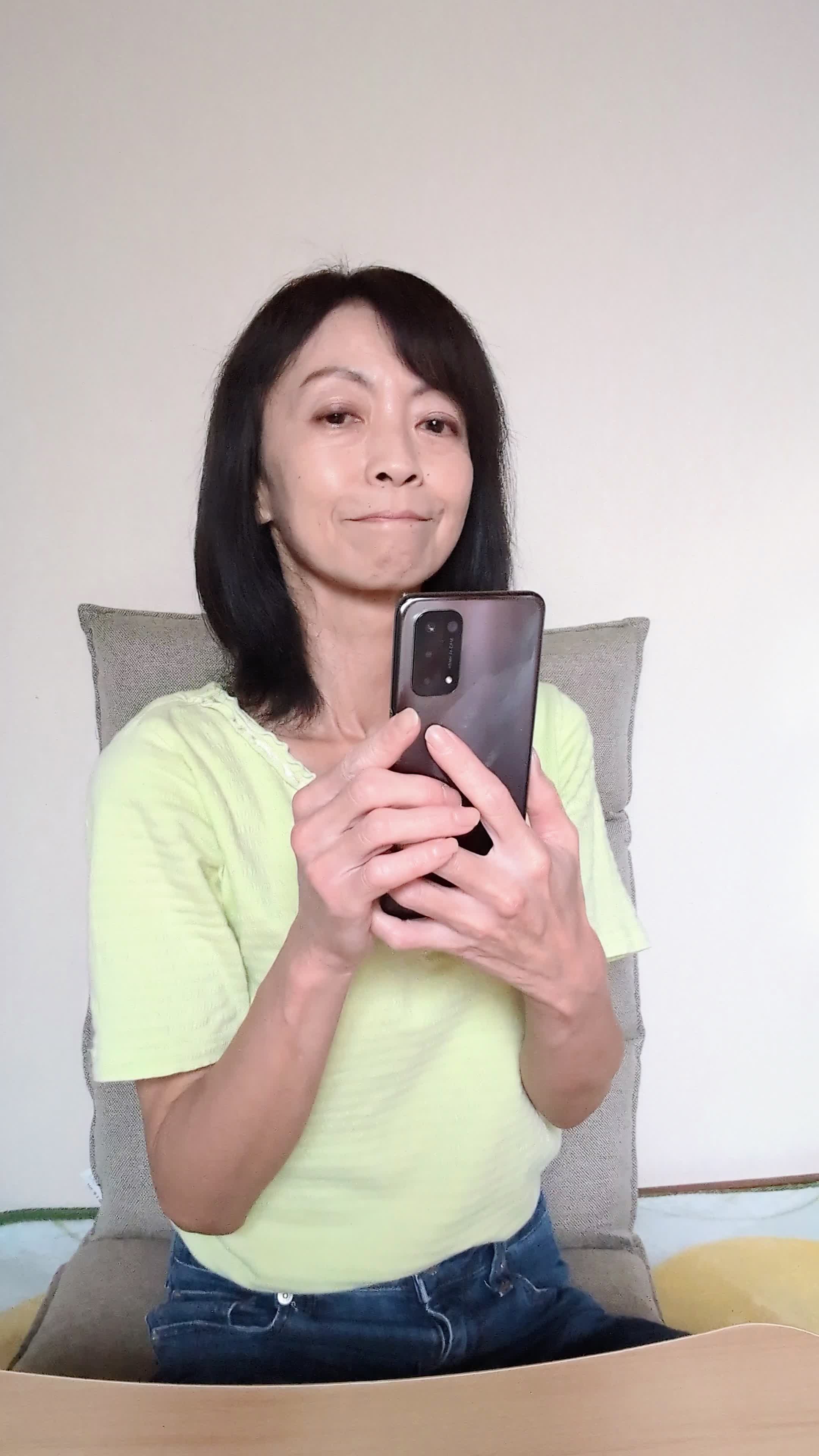 テーブルで商品ページを見ながら、「これが次のプレゼントにぴったり！」と納得する動作