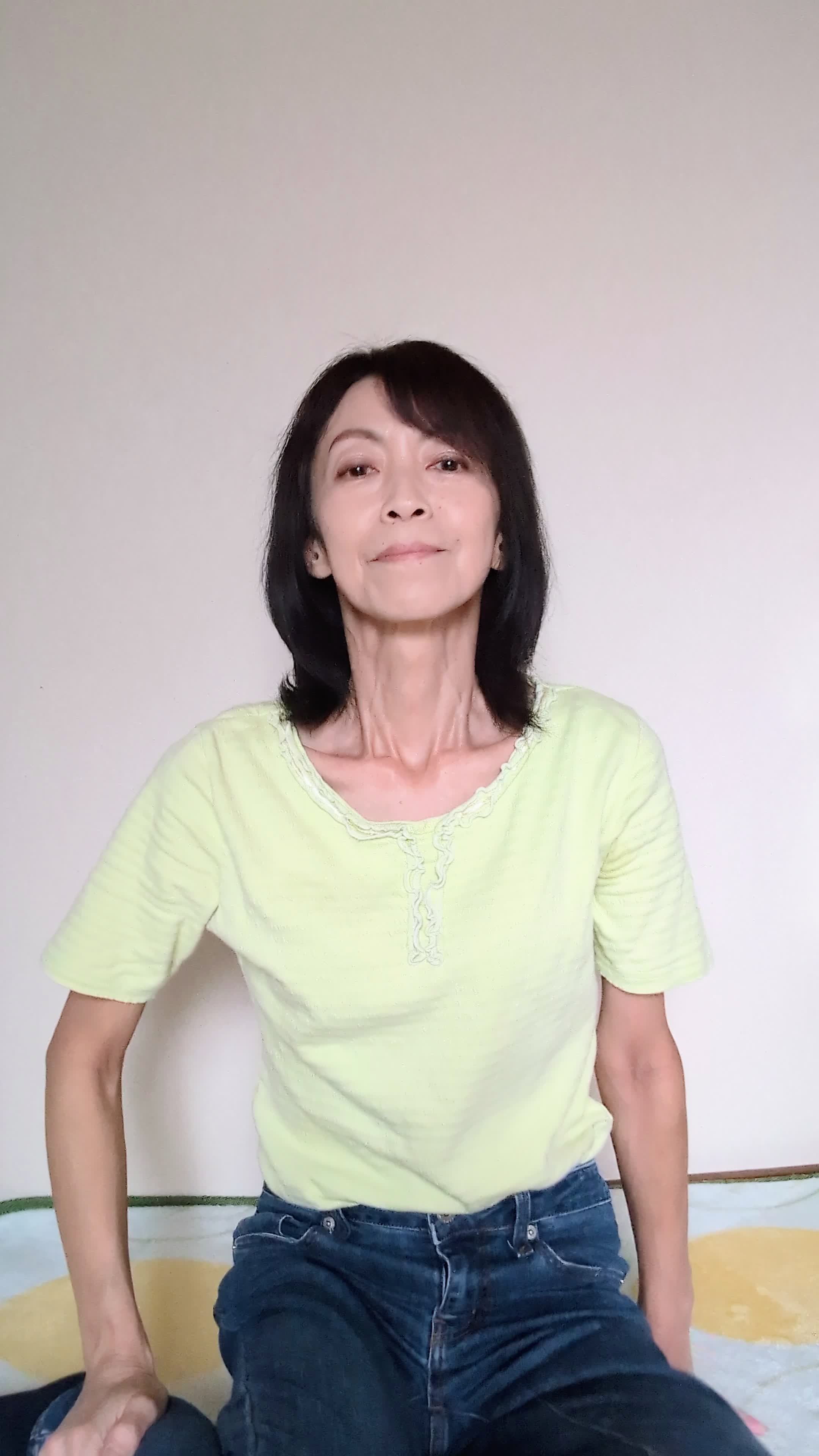 床で膝を崩して座り、「新しいアイテムの到着を待ちながらワクワクする」仕草