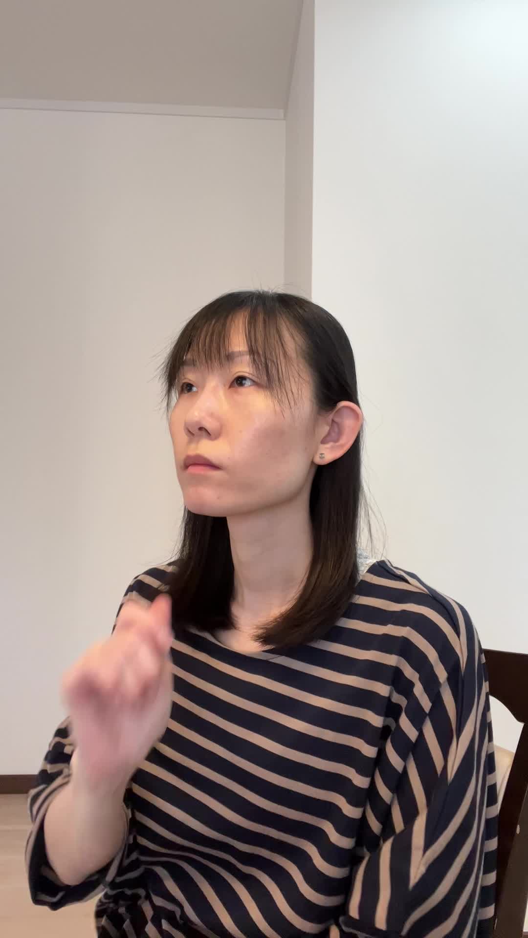椅子に深く腰掛け、「体調を戻す方法をじっくり考えている」集中した表情