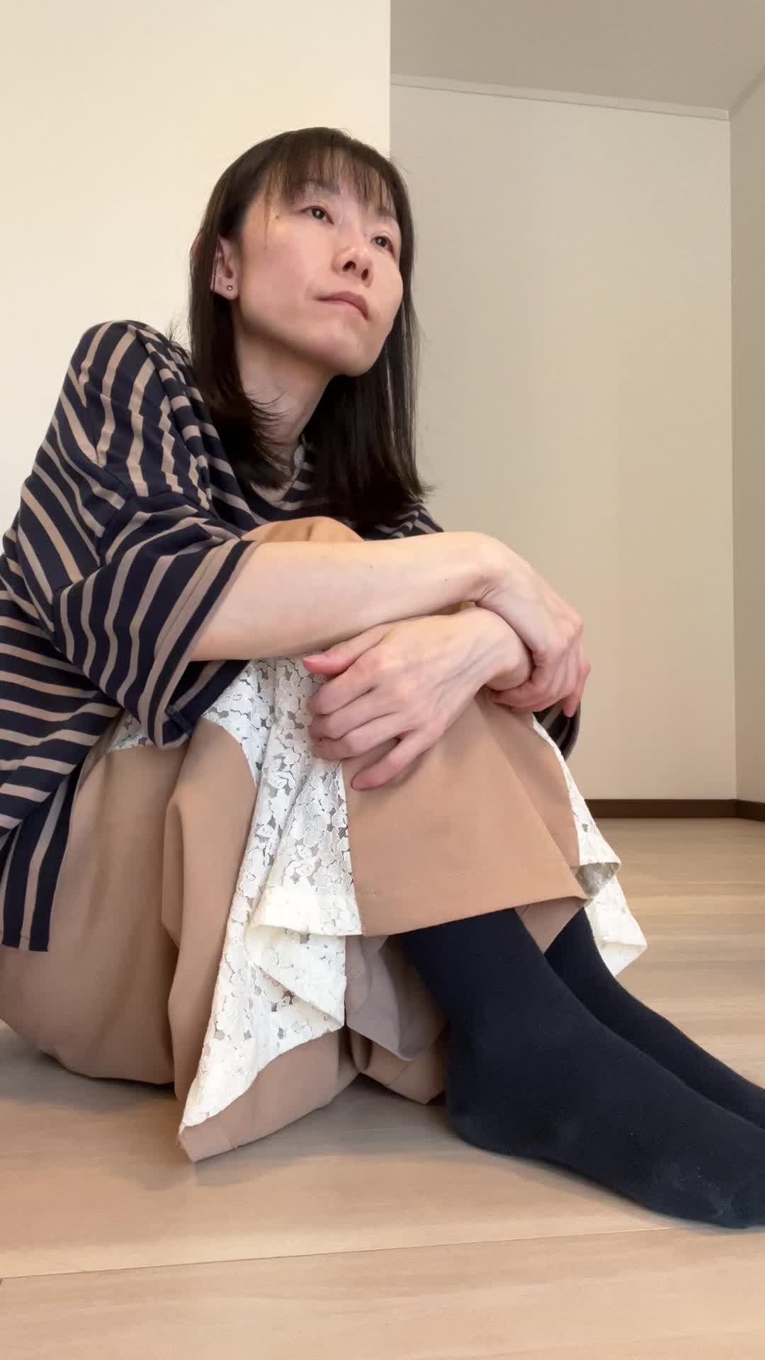 床で膝を抱えながら、「日中のエネルギー不足をどうにかしたい」と考え込む姿