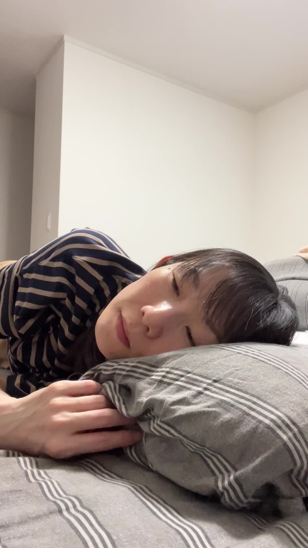 ベッドで横になり、「朝起きた時に疲労感が残っている」と困った表情