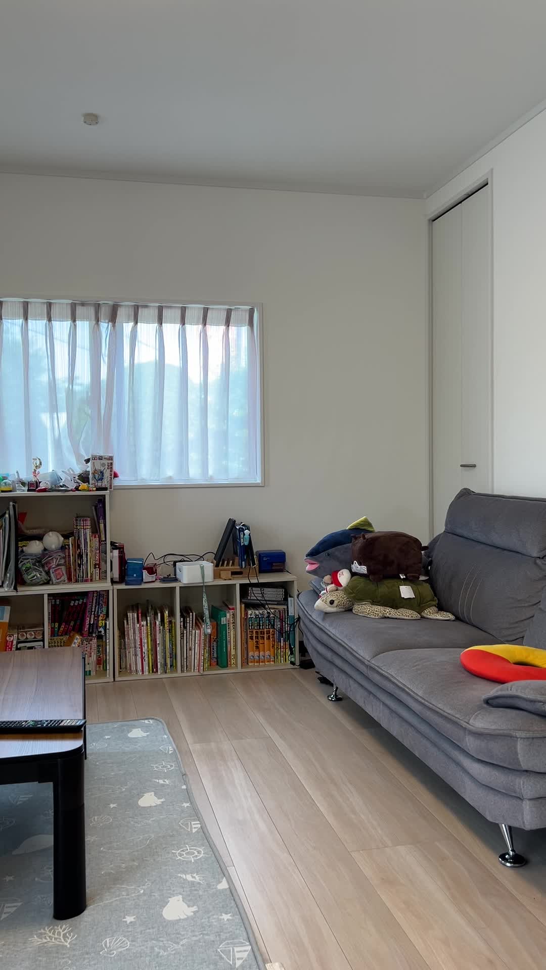 両手を腰に当てて部屋全体を眺め回している