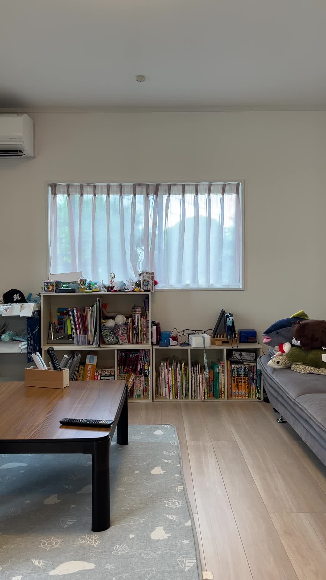 部屋の中心で腕を組みながら考え込む