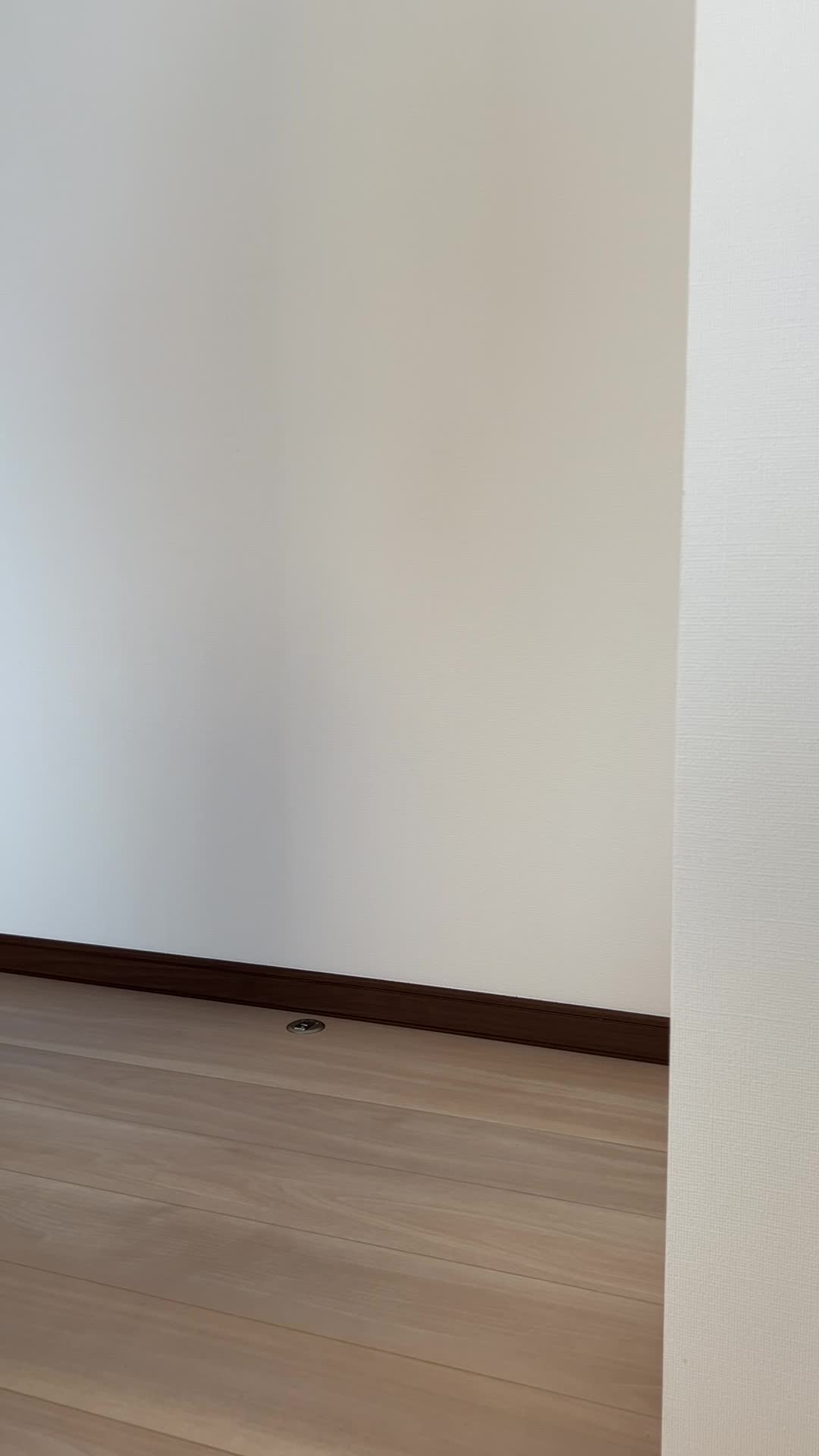 部屋の片隅でしゃがみ込み、何かを探しているような動作