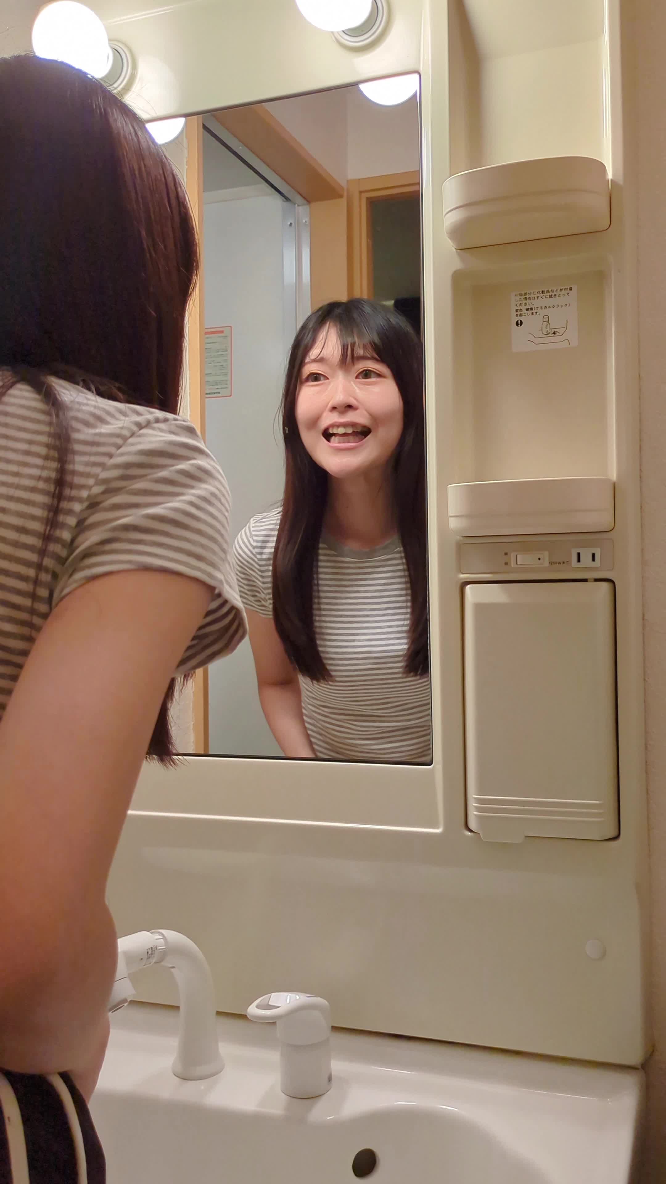 鏡の前で、歯を強調するように大きな笑顔を作り「これが理想！」と指を差す