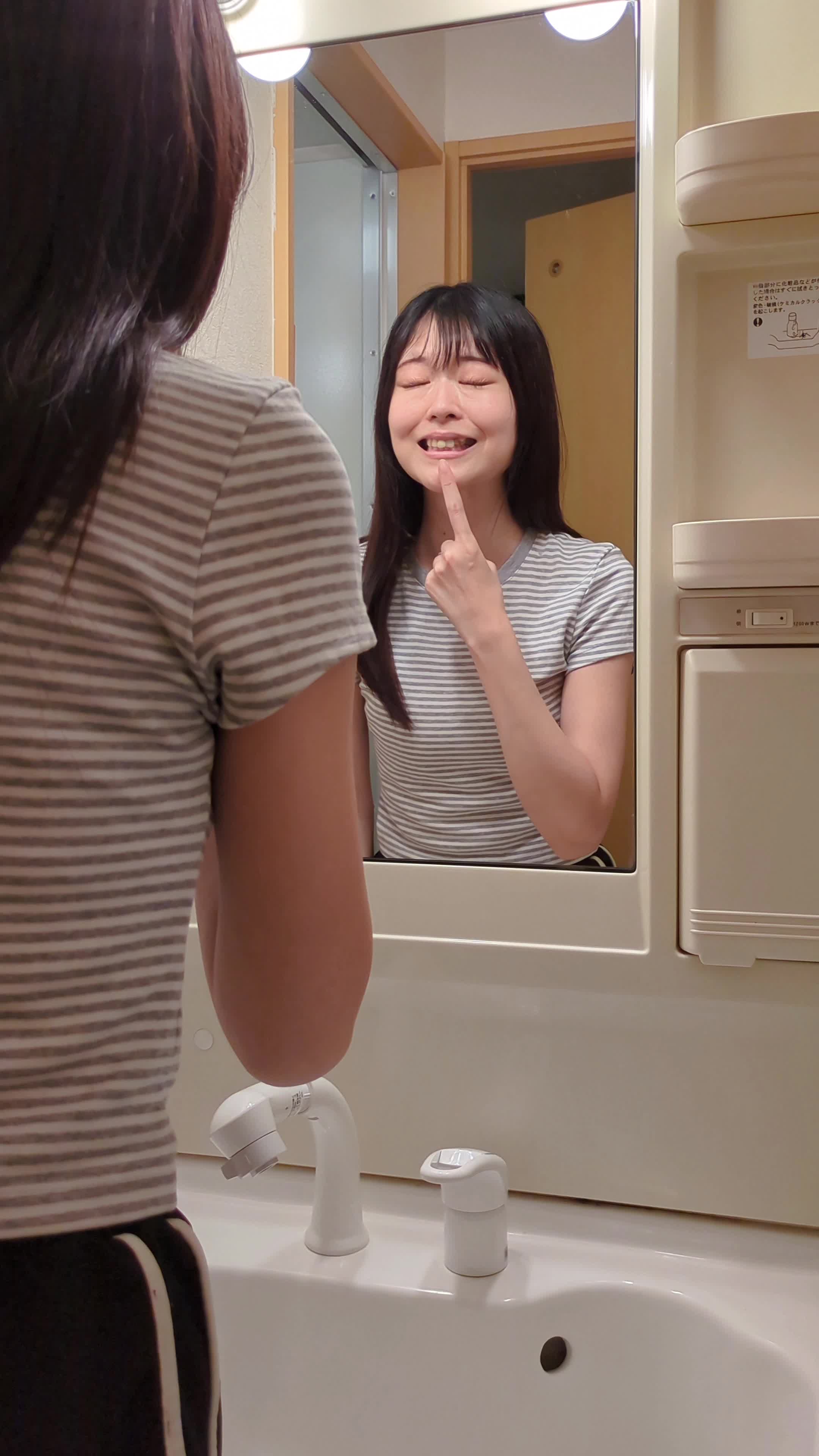鏡を見ながら「これが白くなったら…」と空想して嬉しそうに笑う顔