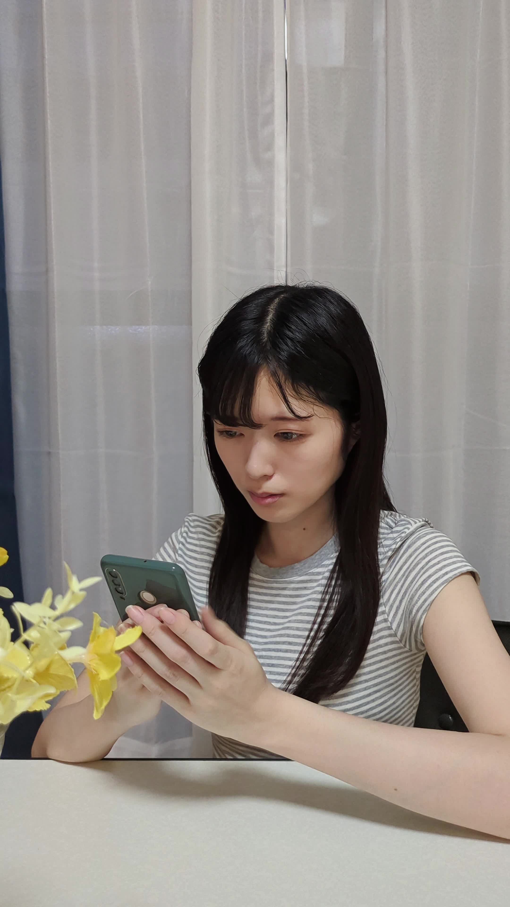 スマホで「ホワイトニング 方法」を検索して微笑む表情