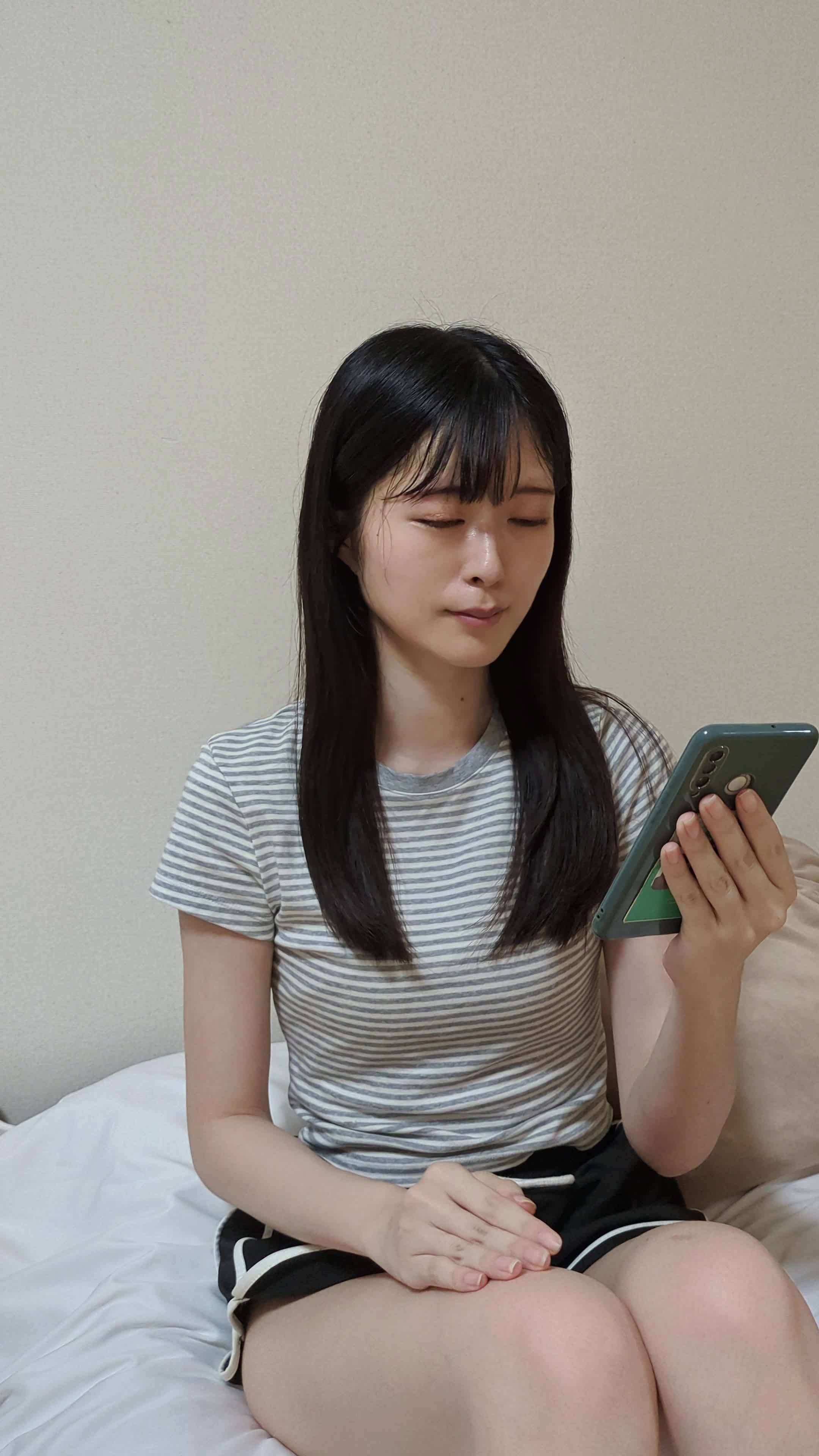 ソファでスマホを見ながら笑顔を作り、歯を確認して少し驚く仕草