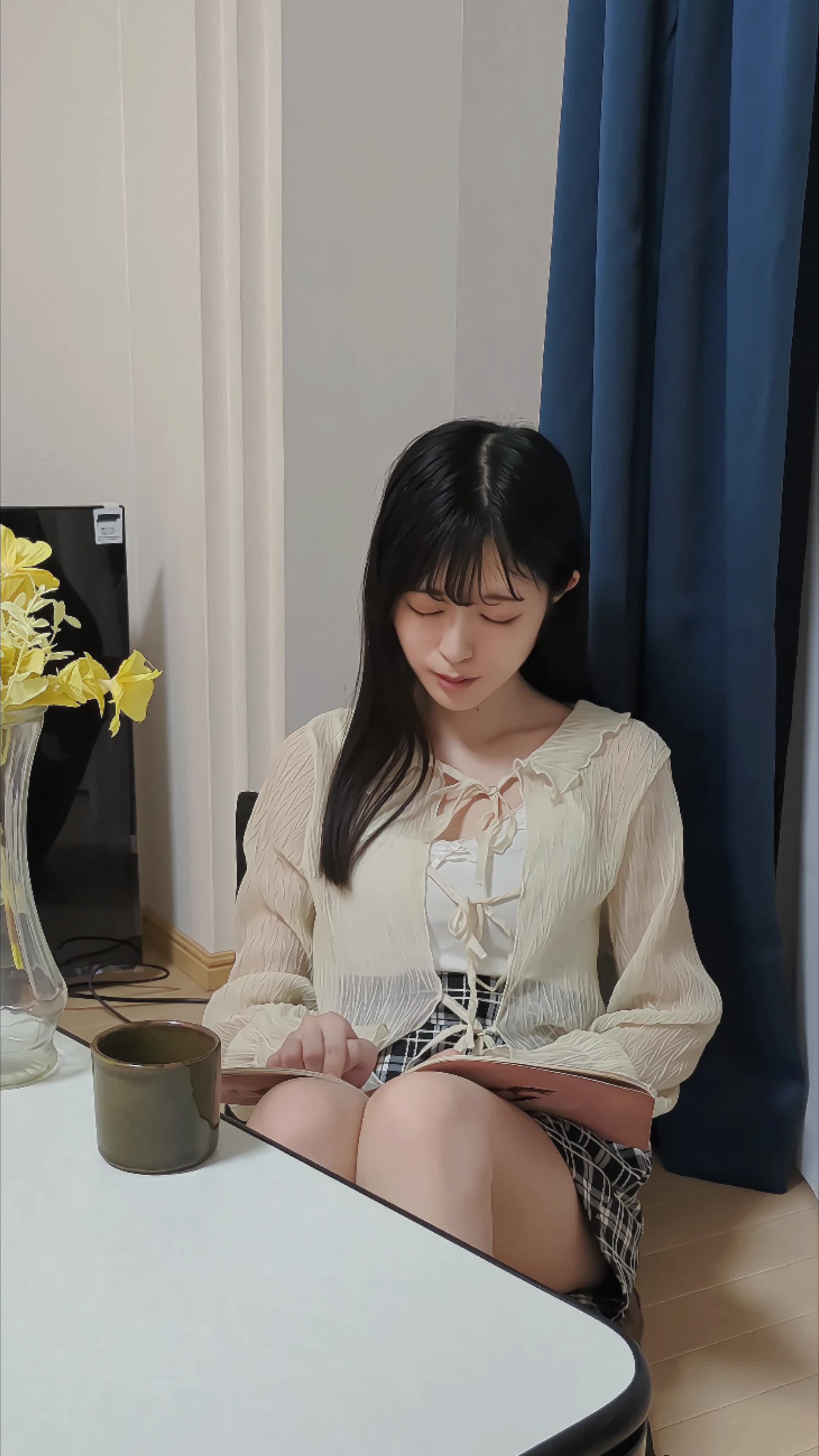 雑誌の笑顔の写真を指でなぞり「こうなりたい！」と思う動作