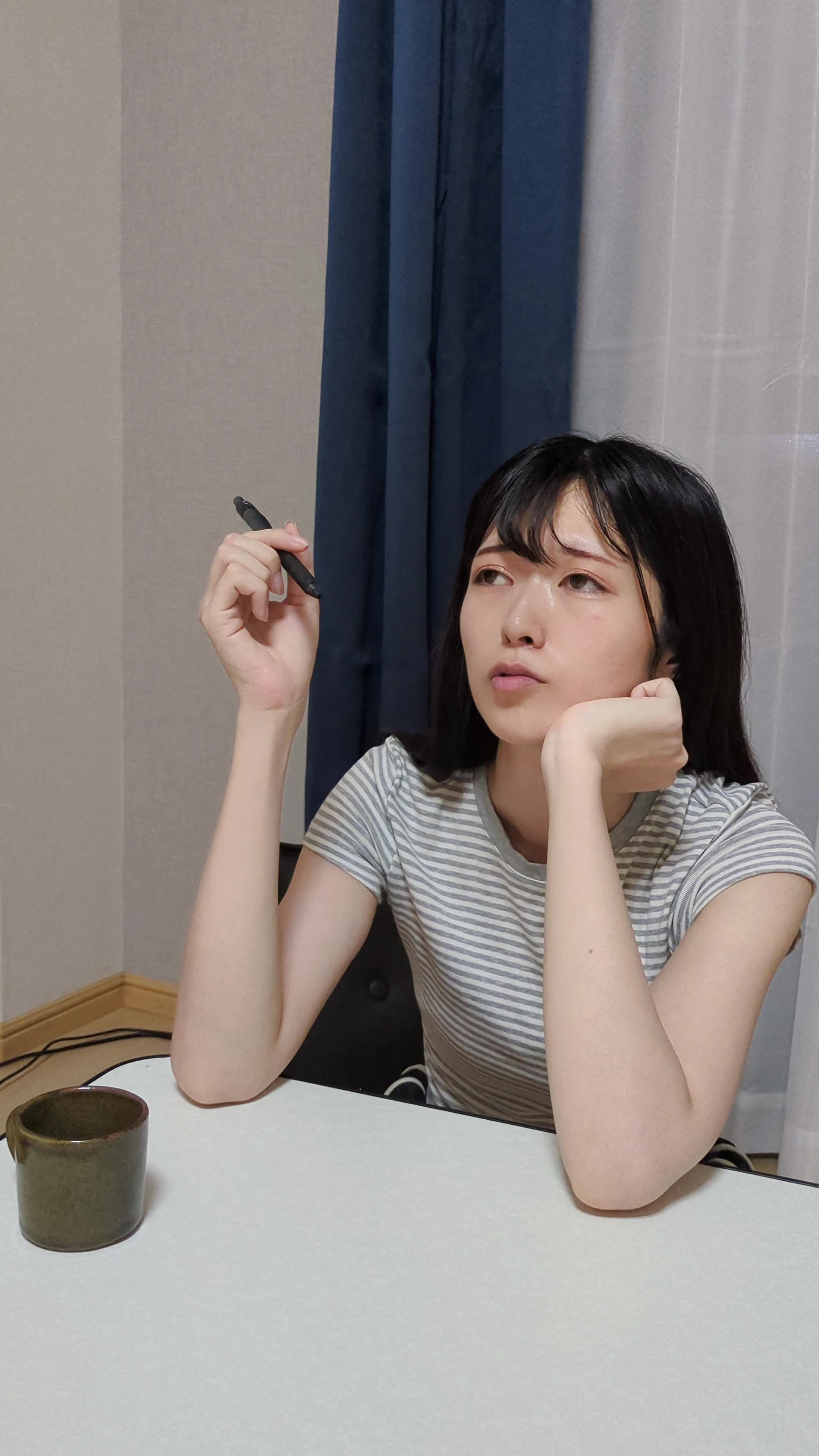 ペンを回しながら「ホワイトニングって高いのかな？」と悩む動作