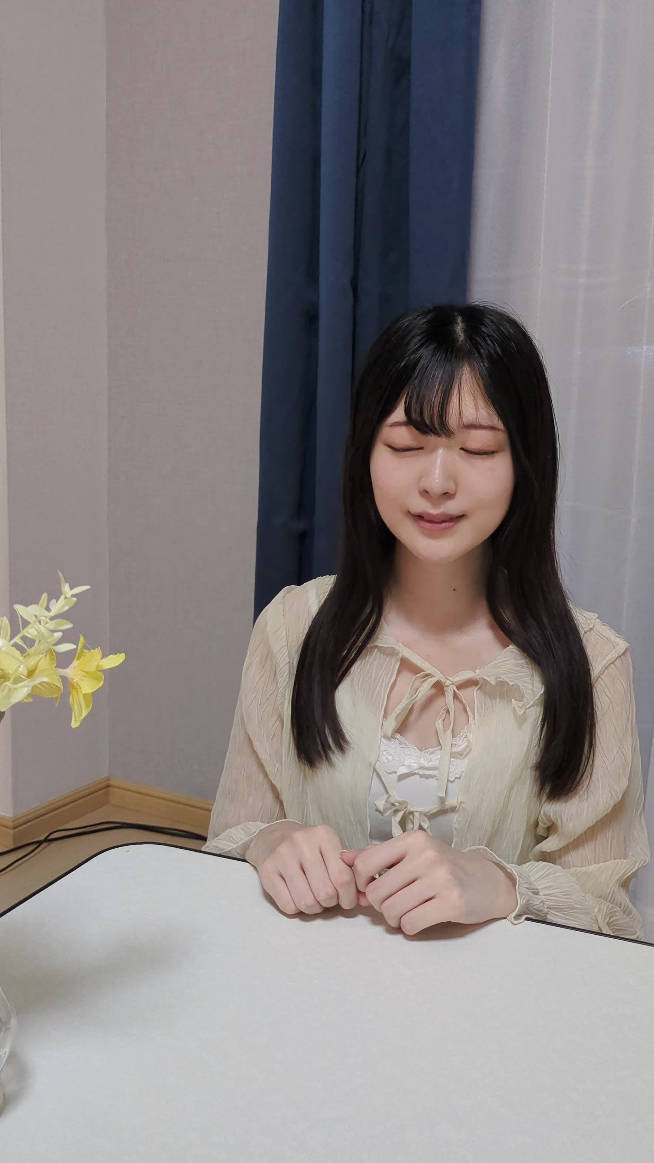 笑顔を作り、「こんな笑顔になりたい」と指で歯を指す仕草