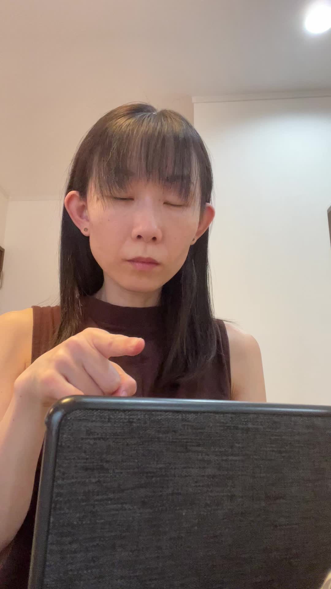 パソコン画面を指差しながら、「これしかない！」と言いたげなガッツポーズ