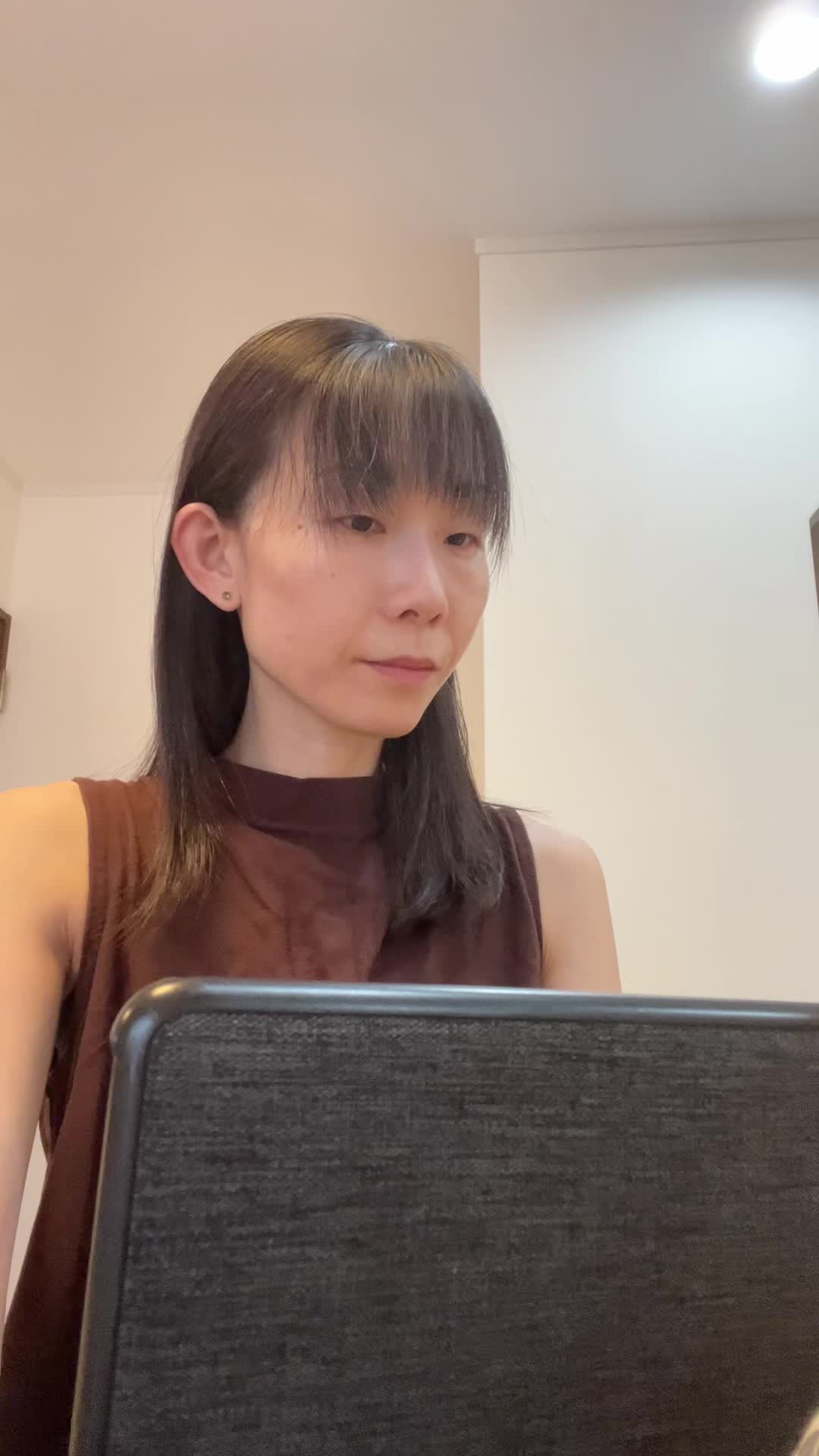 パソコンを見つめ、「やれる気がしてきた！」と自分を鼓舞する仕草