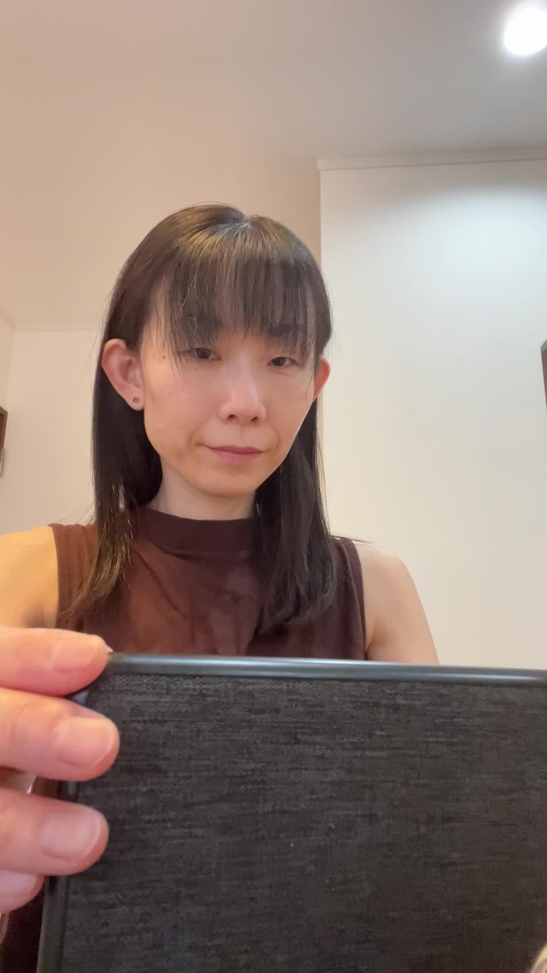 パソコン画面を閉じ、「よし、これでいく！」と拳を握りしめる動作