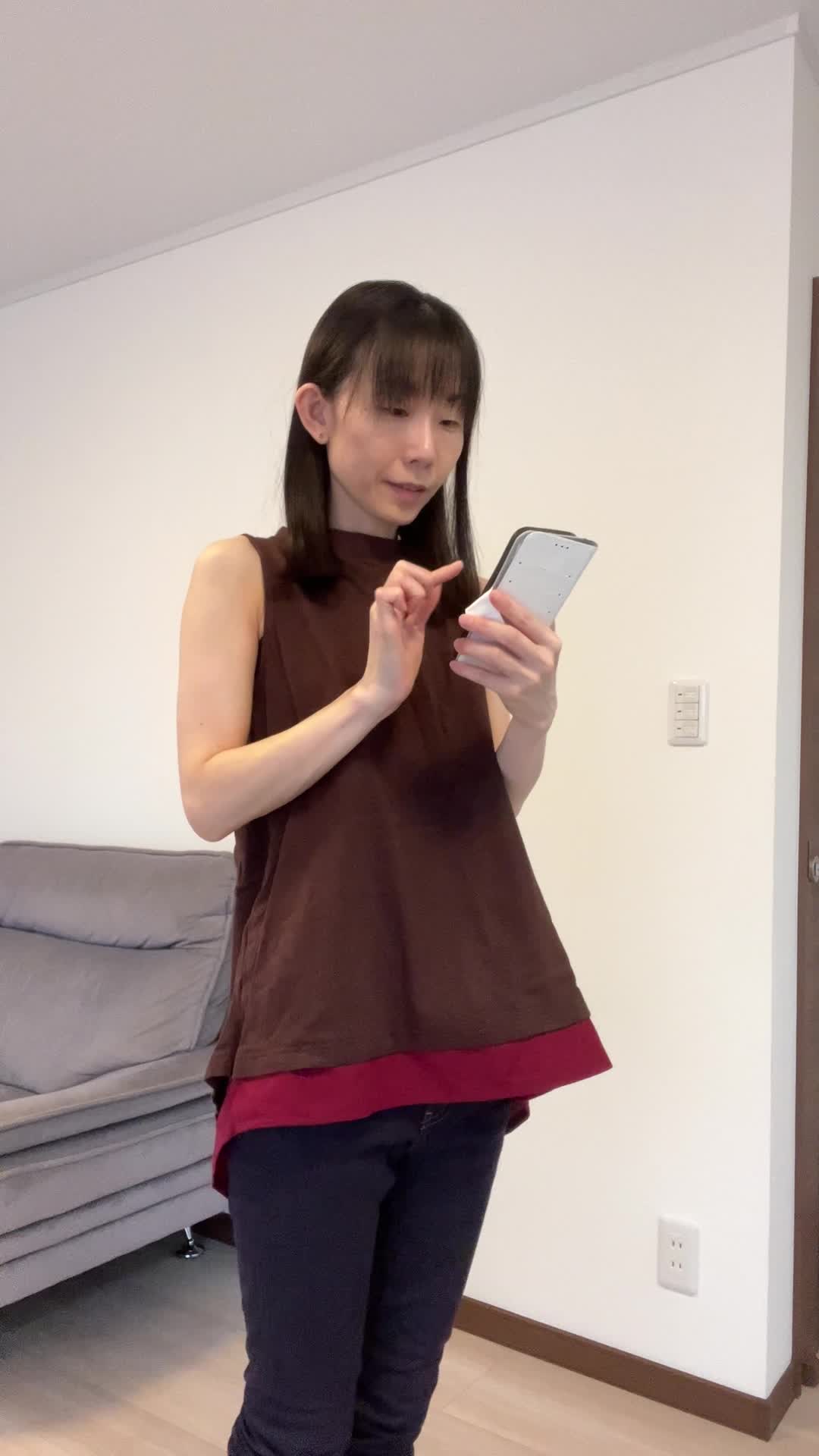 スマホを両手で掲げ、「これだ！」と嬉しそうに跳ねる仕草