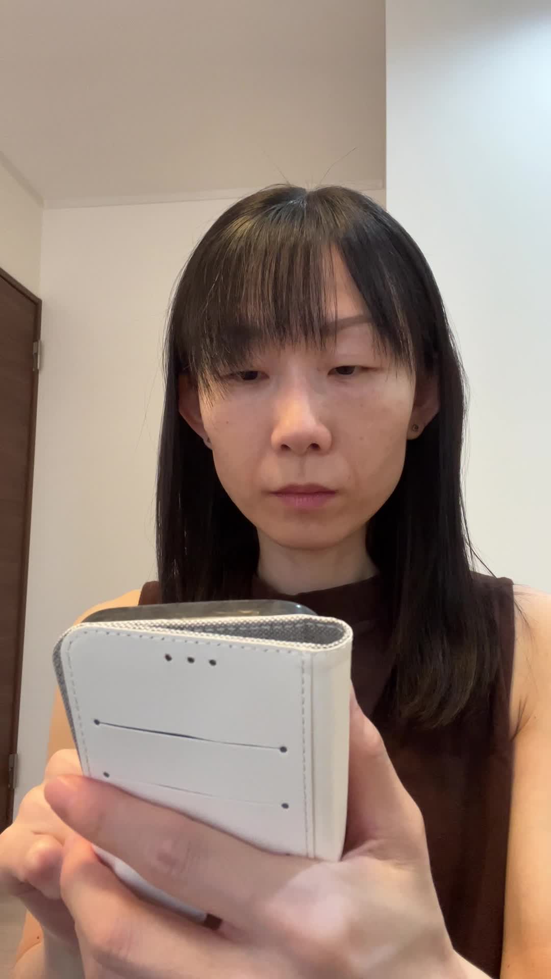 スマホで副業アプリを確認し、「これならできそう」と思わず頷く表情