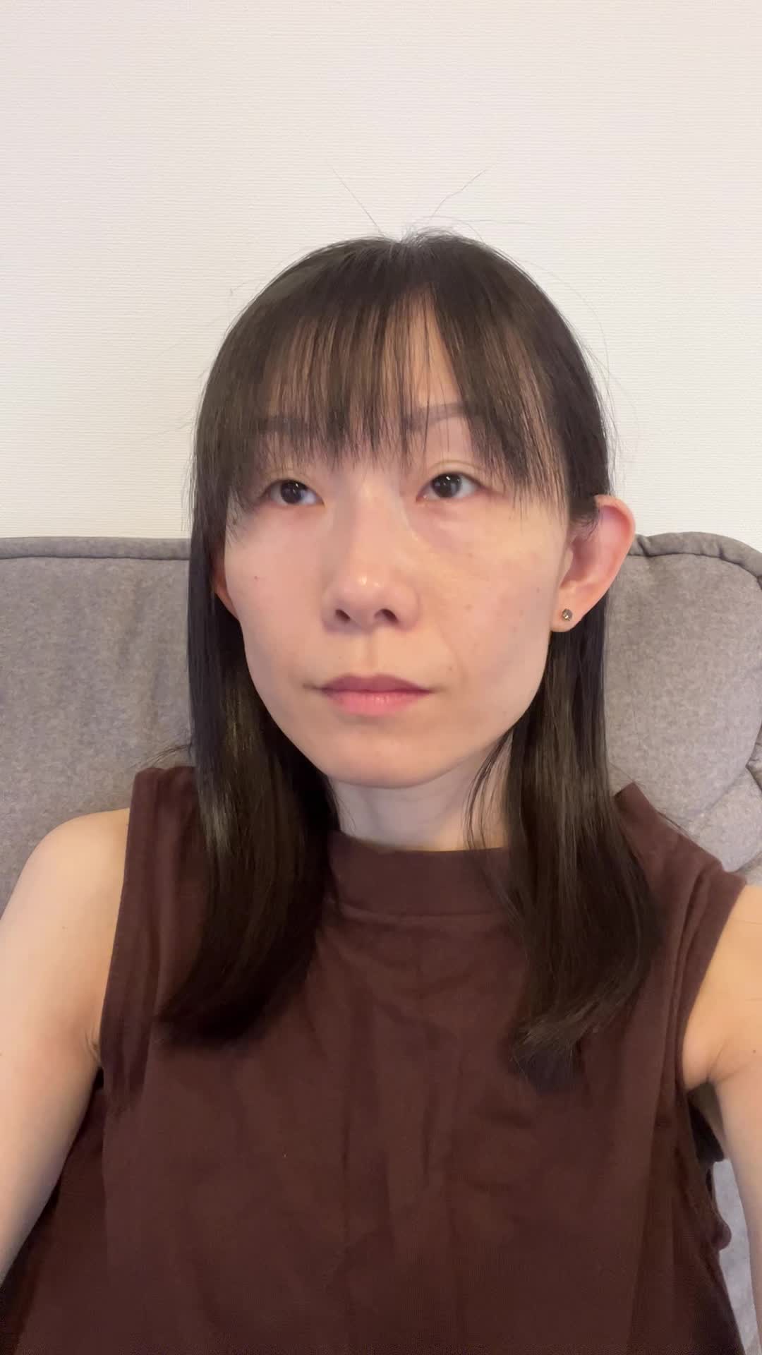 ソファでリラックスしながら、「ちょっと頑張れば…」と軽く微笑む顔