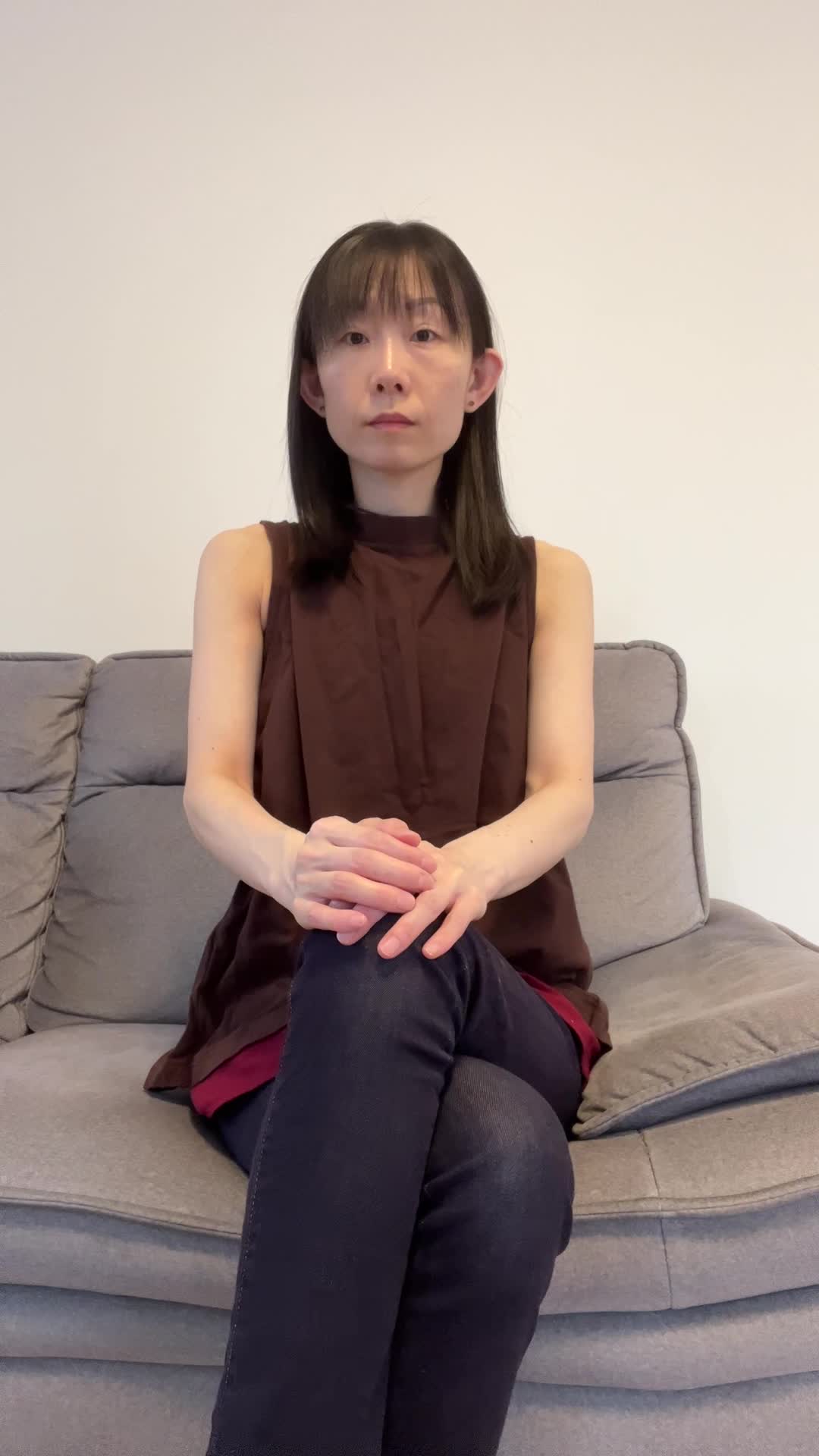 ソファで足を組み直し、「私にもできる！」と言いたげな自信の表情