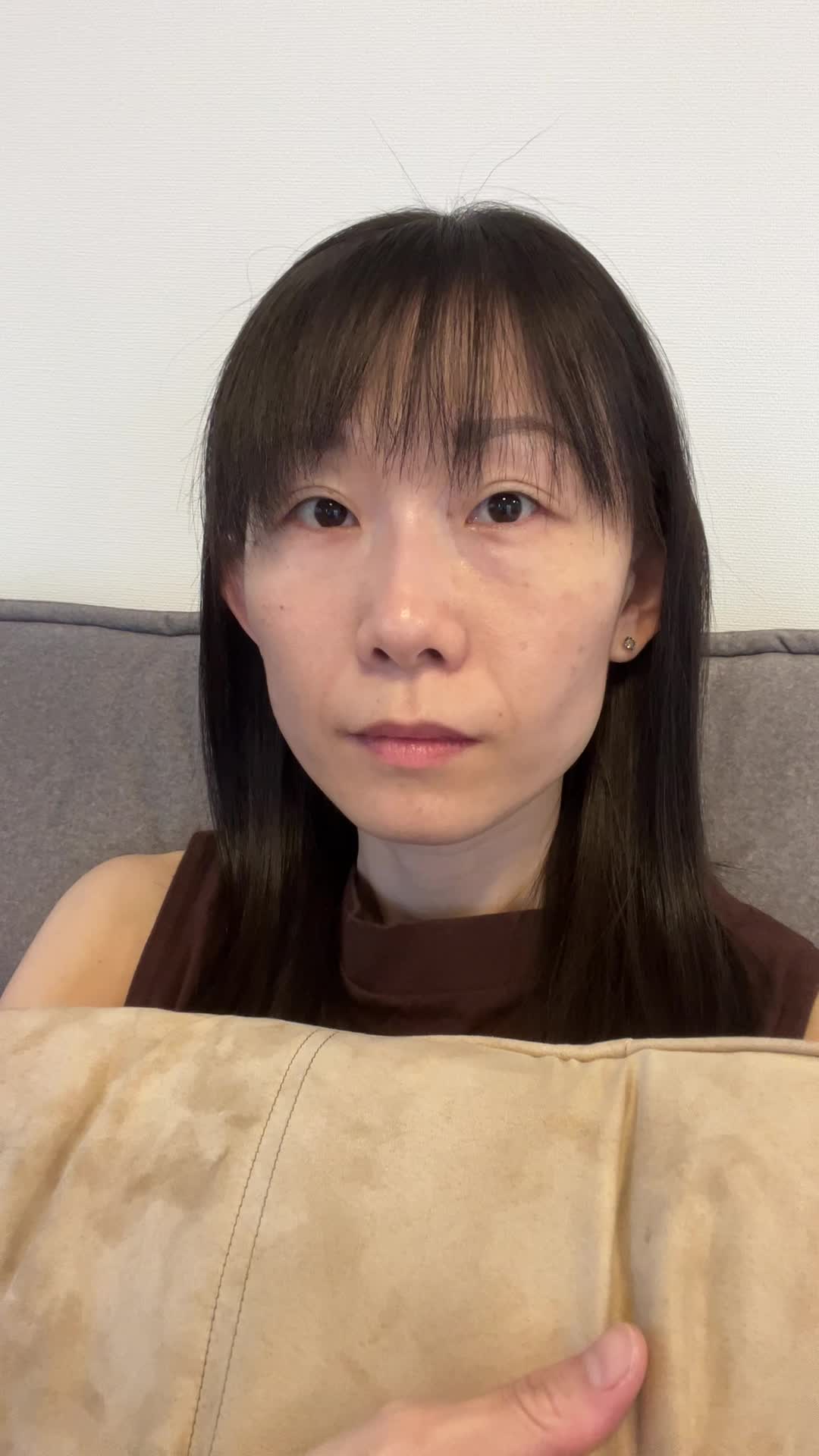 ソファでクッションを抱きしめ、「助けて！」と目を見開く動作