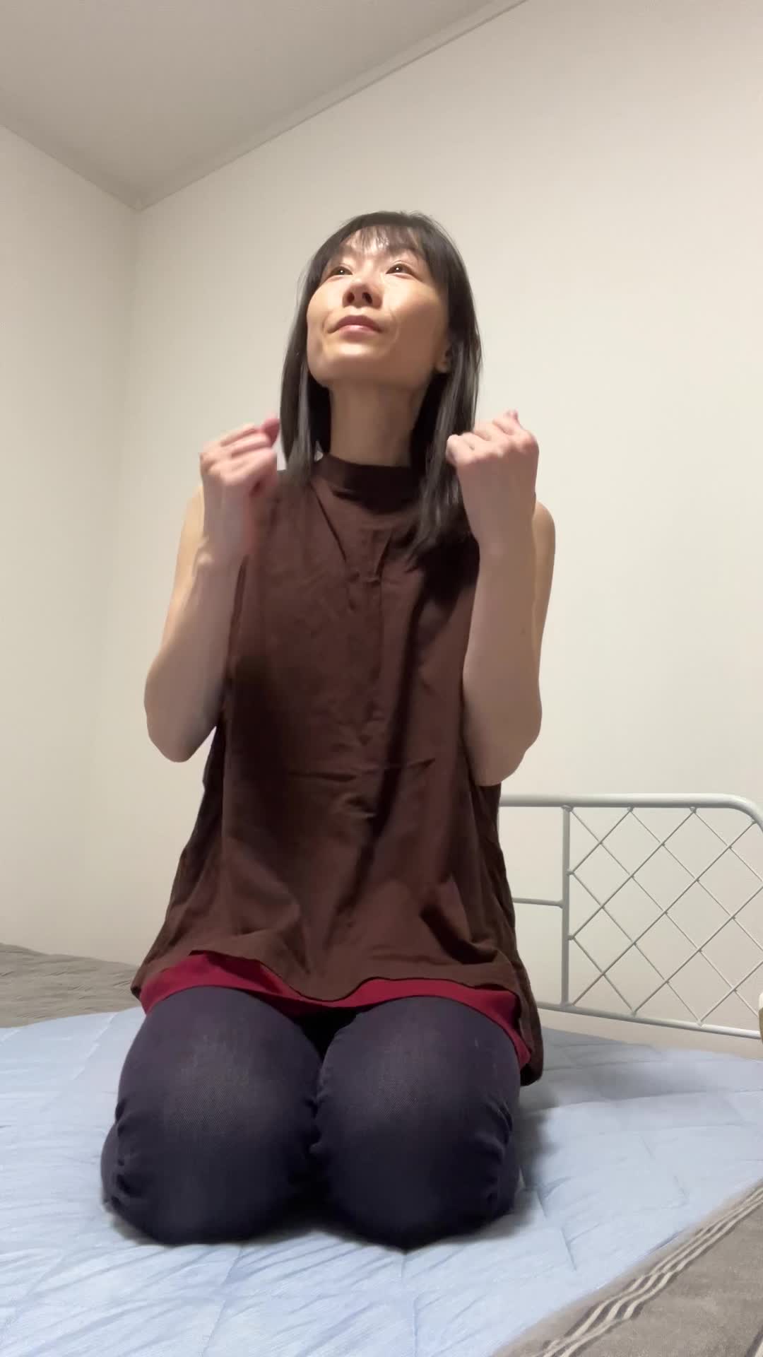 ベッドの上で飛び跳ね、「月10万の未来が待っている！」と嬉しそうな動作