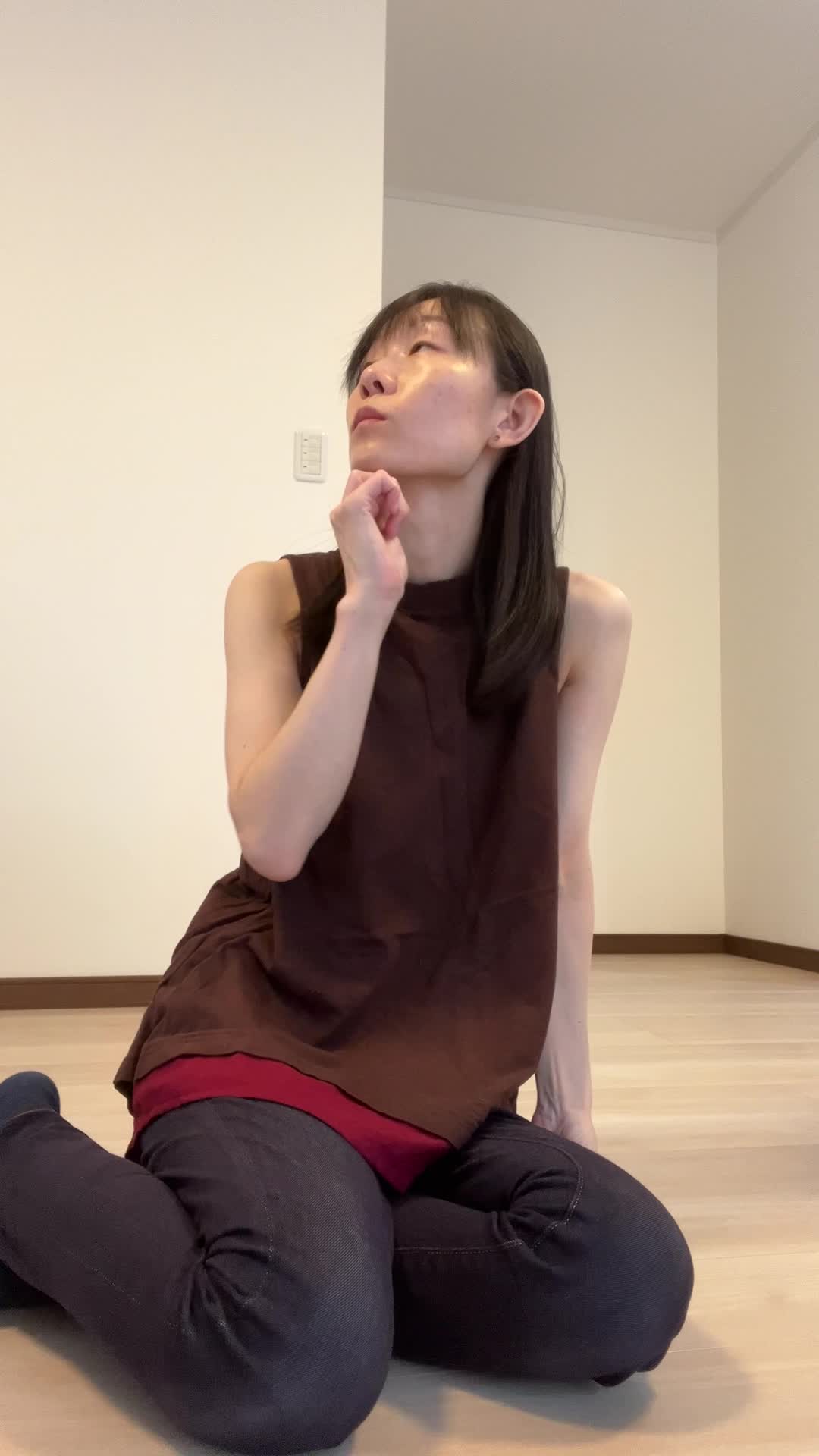 床に横座りして、「副業の道、見えた！」と笑顔を浮かべる動作