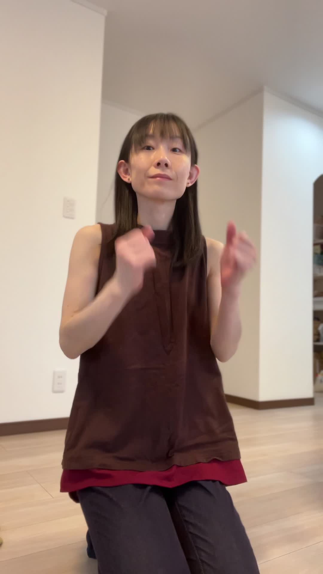 床に膝をつき、「これしかない！」とドラマチックに両手を広げる動作