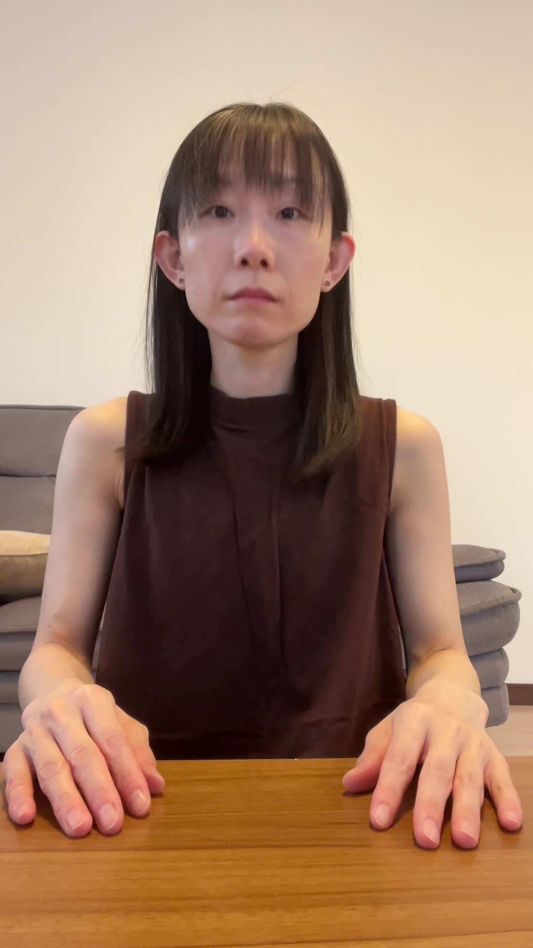 テーブルで両手を叩き、「やるしかない！」と決意を示す仕草
