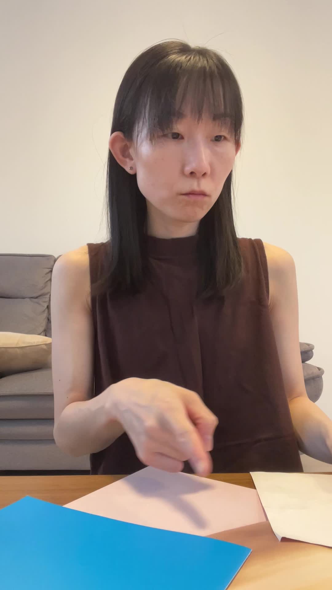 テーブルで雑誌を広げて、「どの副業がいいかな？」と指でなぞる動作
