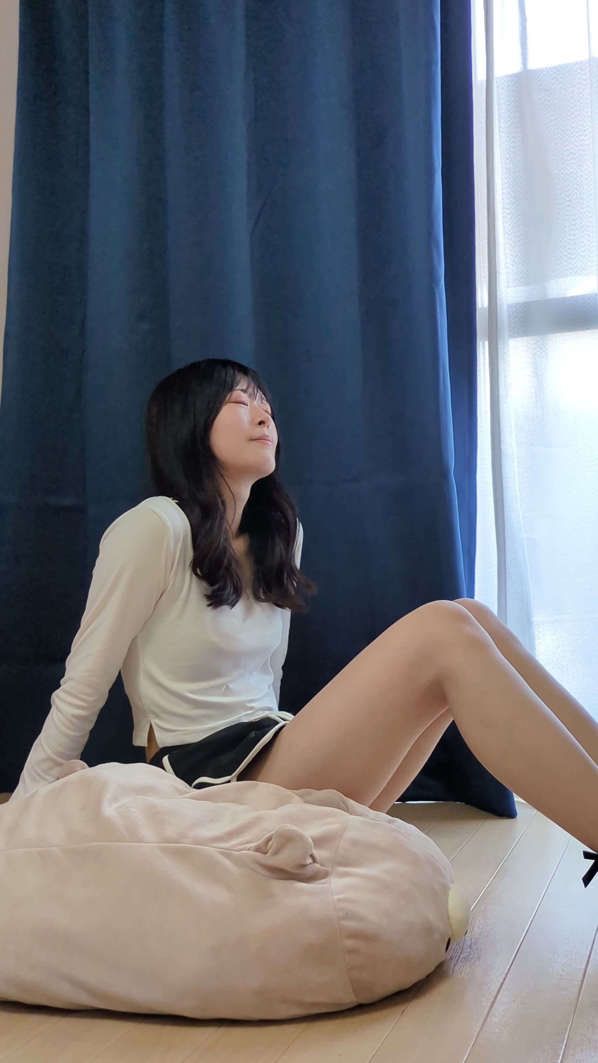 床に座り込み、両手を後ろについてリラックスしている様子