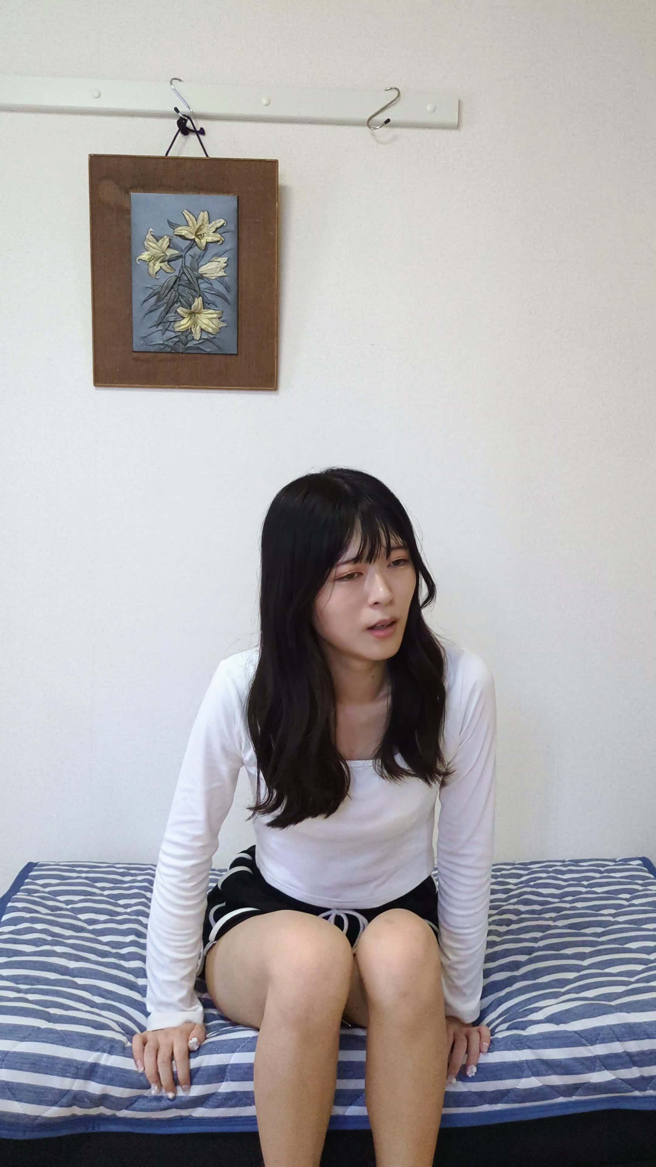 椅子に座り直し、肩を回しながら体をほぐしている