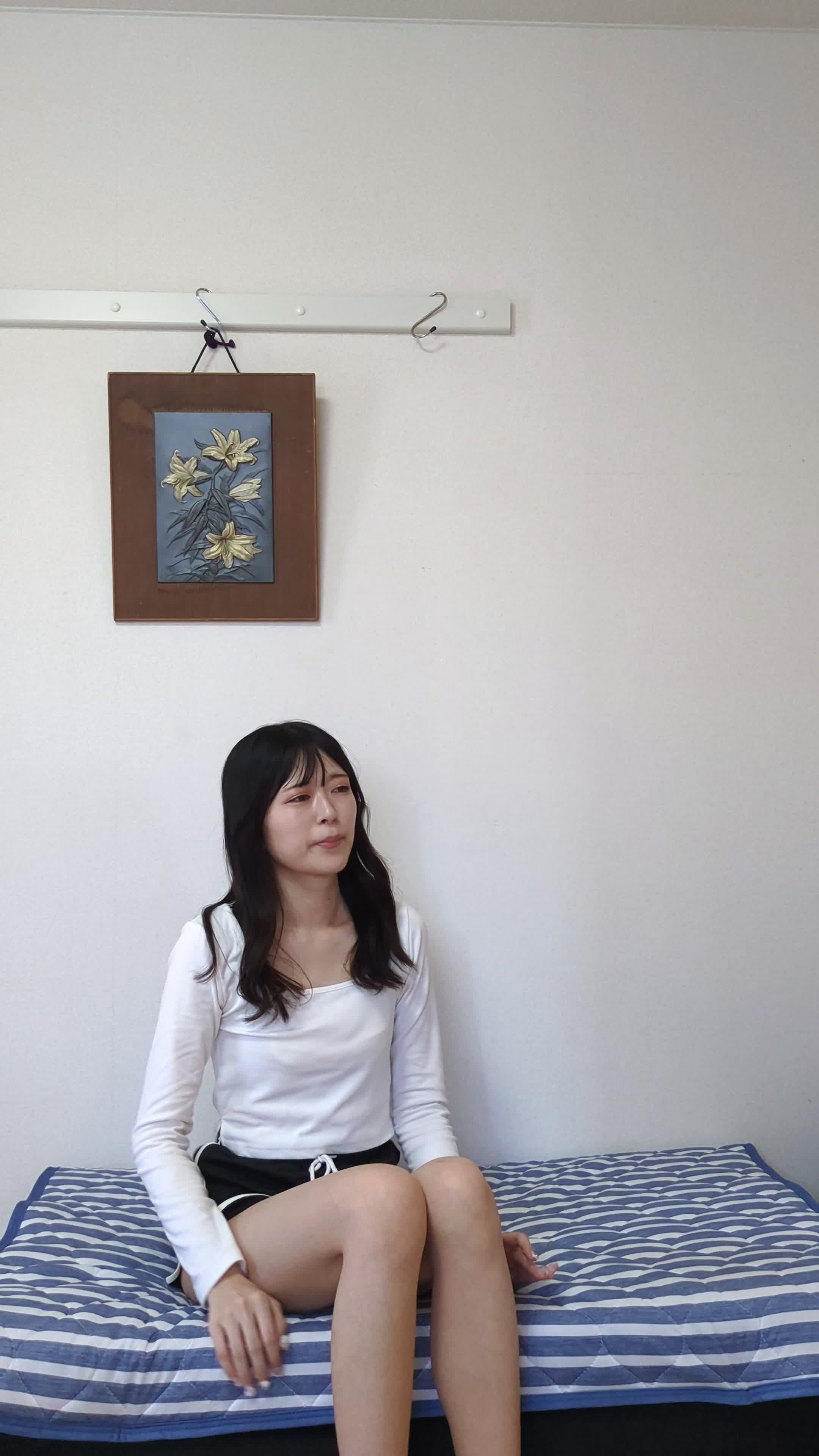椅子から立ち上がり、手を腰に当てて背筋を伸ばす動作をする