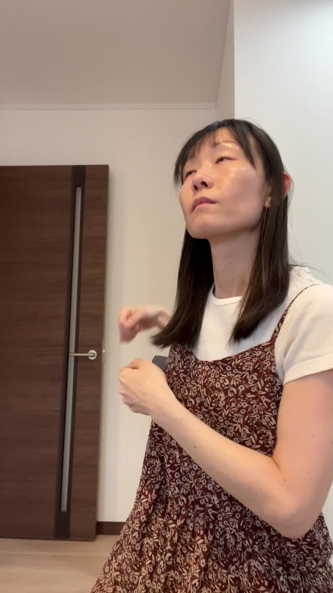 椅子に腰掛け、腕を大きく回しながら「ウォーミングアップ完了！」と言いたげな仕草