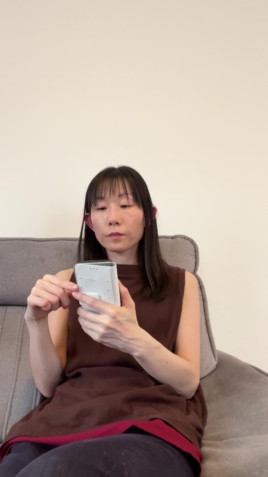ソファで動画を見ながら、「これなら続けられるかも」と微笑む表情
