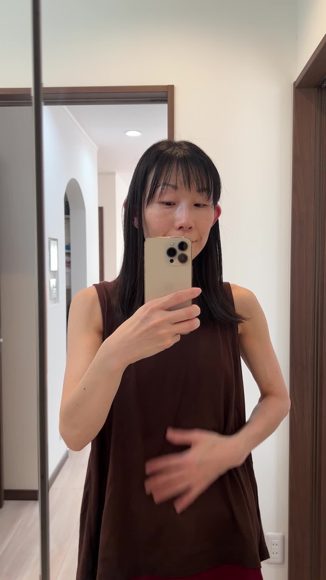 鏡を見ながら、「これでも少しは痩せたかも？」と自信を持つ表情