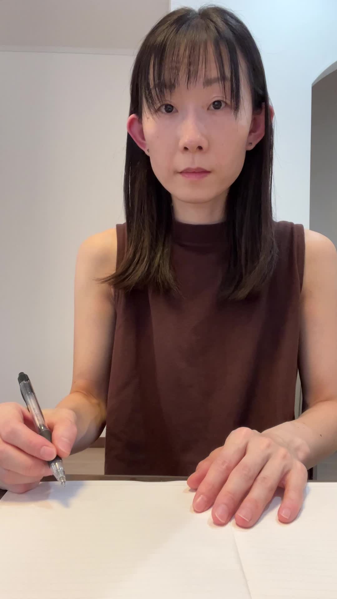 テーブルでノートに「-5kg」と書いてガッツポーズをする様子